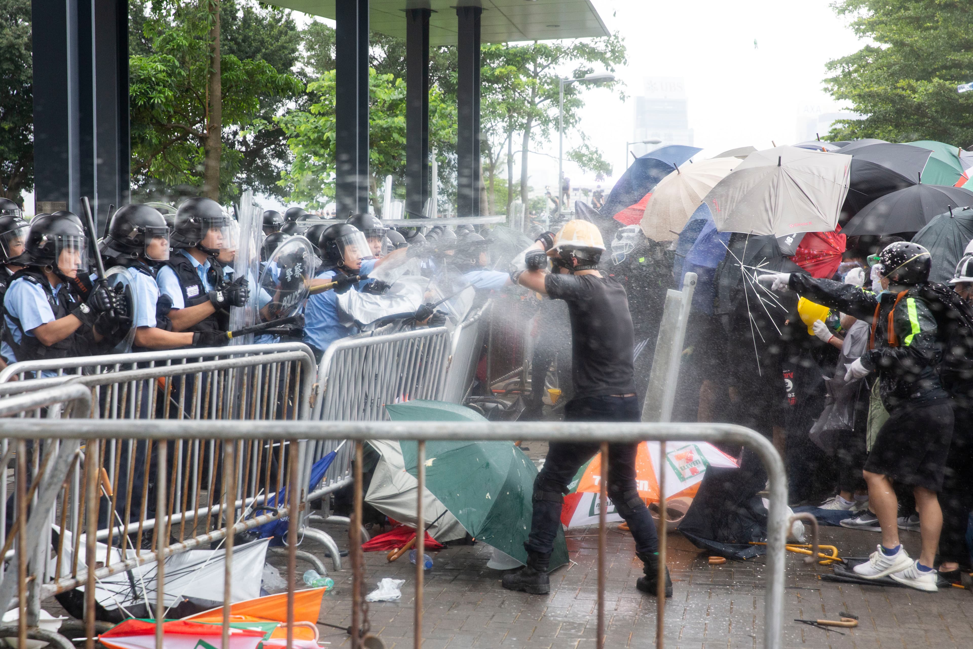 示威者於3點45分時一度成功突破警方防線,但港警在增援下接連使用胡椒噴霧、催淚彈,將群眾驅離立法會範圍。
