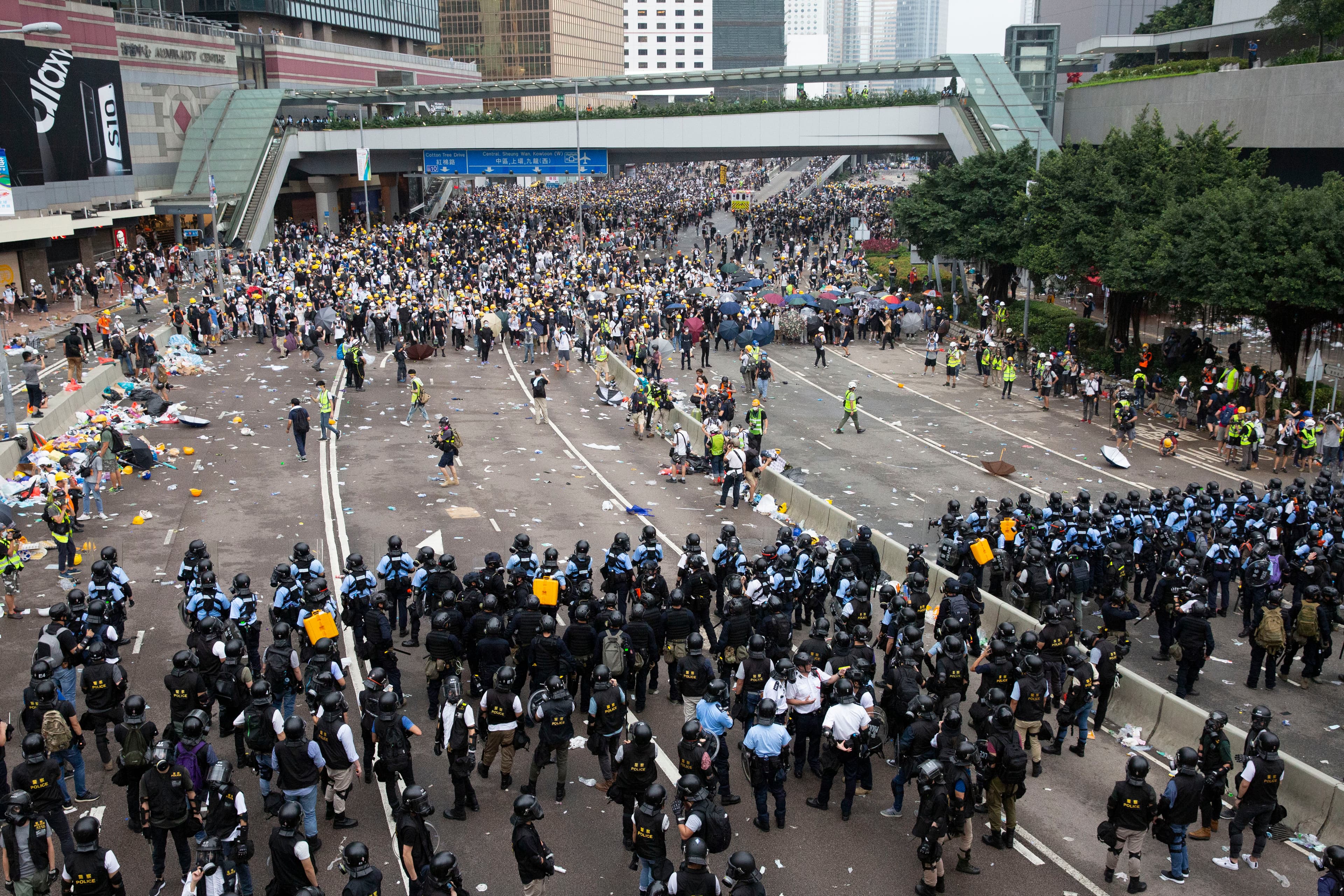 警方接連使用胡椒噴霧、催淚彈,將示威民眾驅離立法會範圍。
