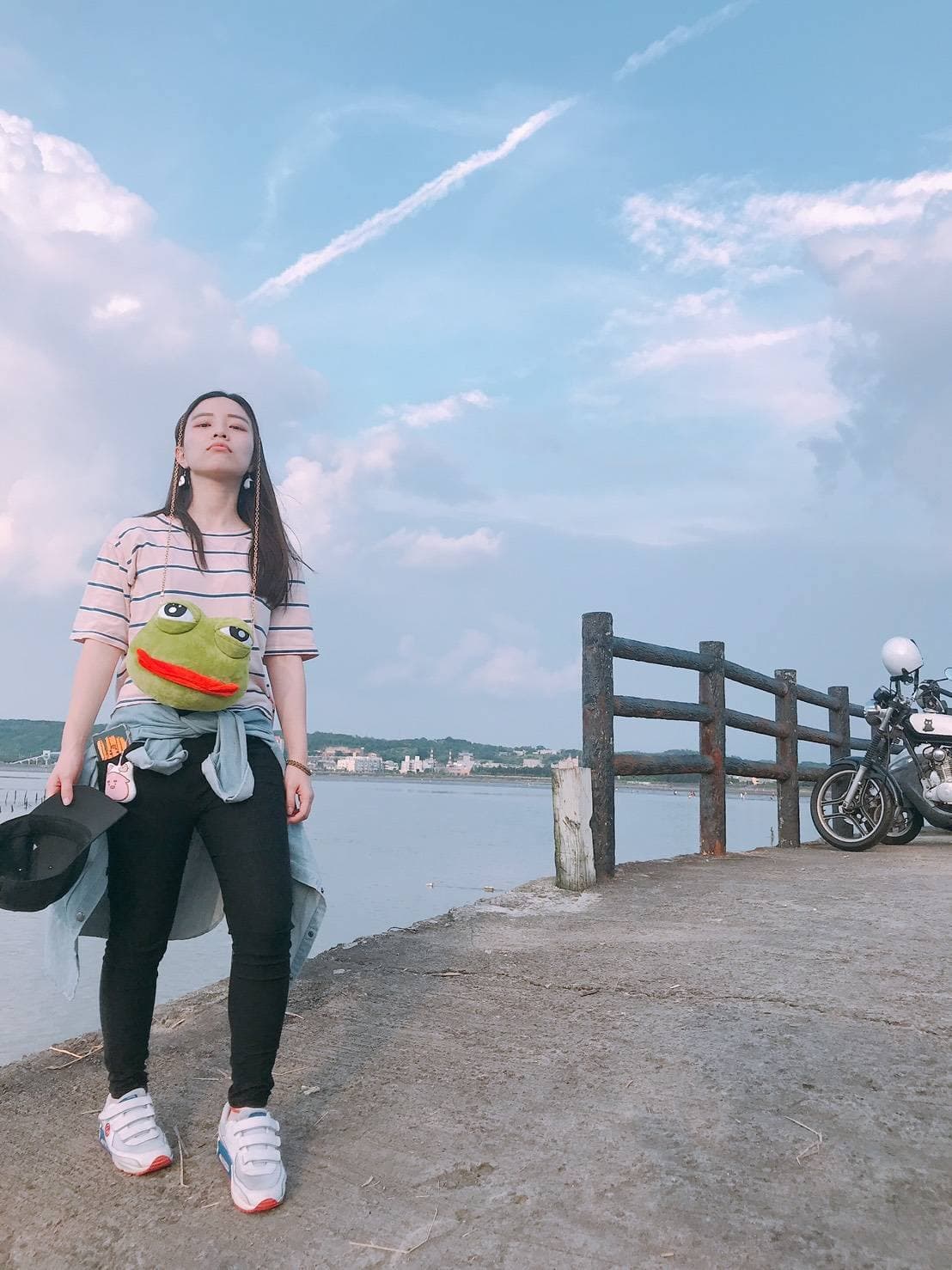 屁股沙的搞怪表現在打扮上,例如會帶青蛙頭的包包出門。(圖:屁股沙提供)