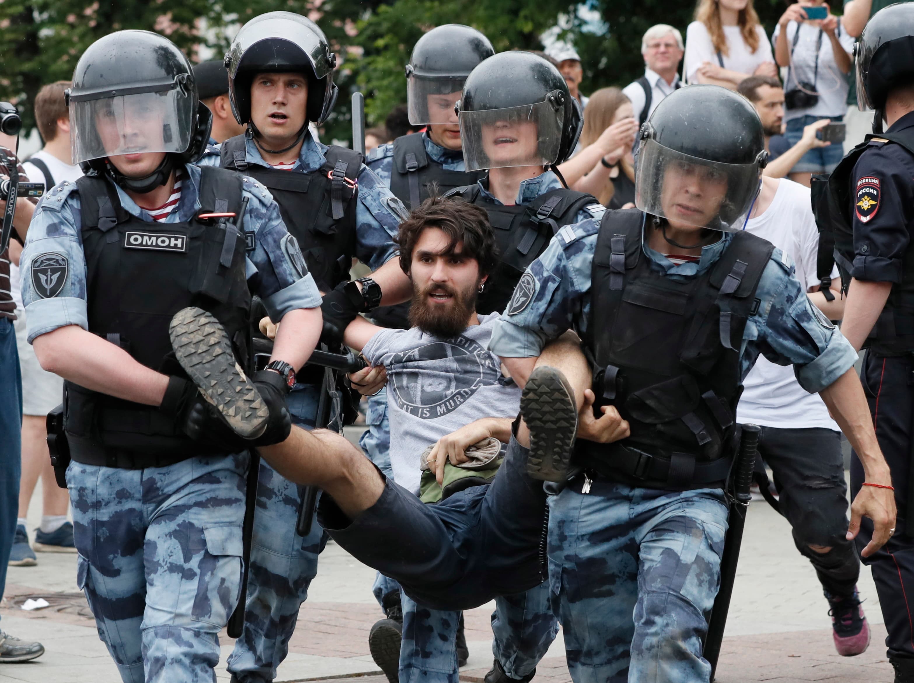 俄羅斯記者戈盧諾夫遭當局以莫須有的罪名逮捕軟禁,觸發人民怒火,選在國慶日當天走上街頭。(東方IC)