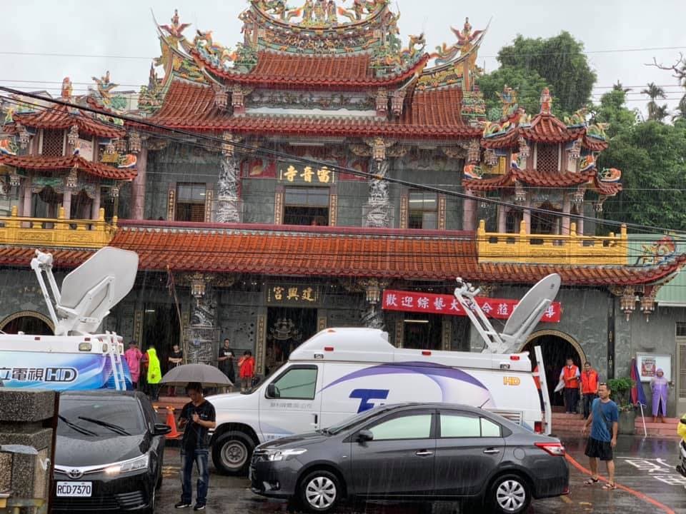 阿翔激吻謝忻的消息曝光,建興宮一早就熱鬧滾滾,大批媒體出動守候。(翻攝自台中烏日建興宮開漳聖王臉書)