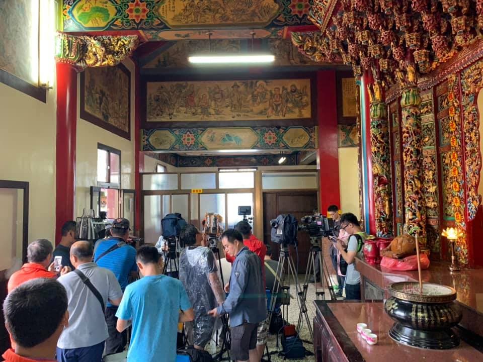 阿翔激吻謝忻的消息曝光,建興宮一早就熱鬧滾滾,大批媒體出動守候。(翻攝自台中烏日建興宮開漳聖王臉書)