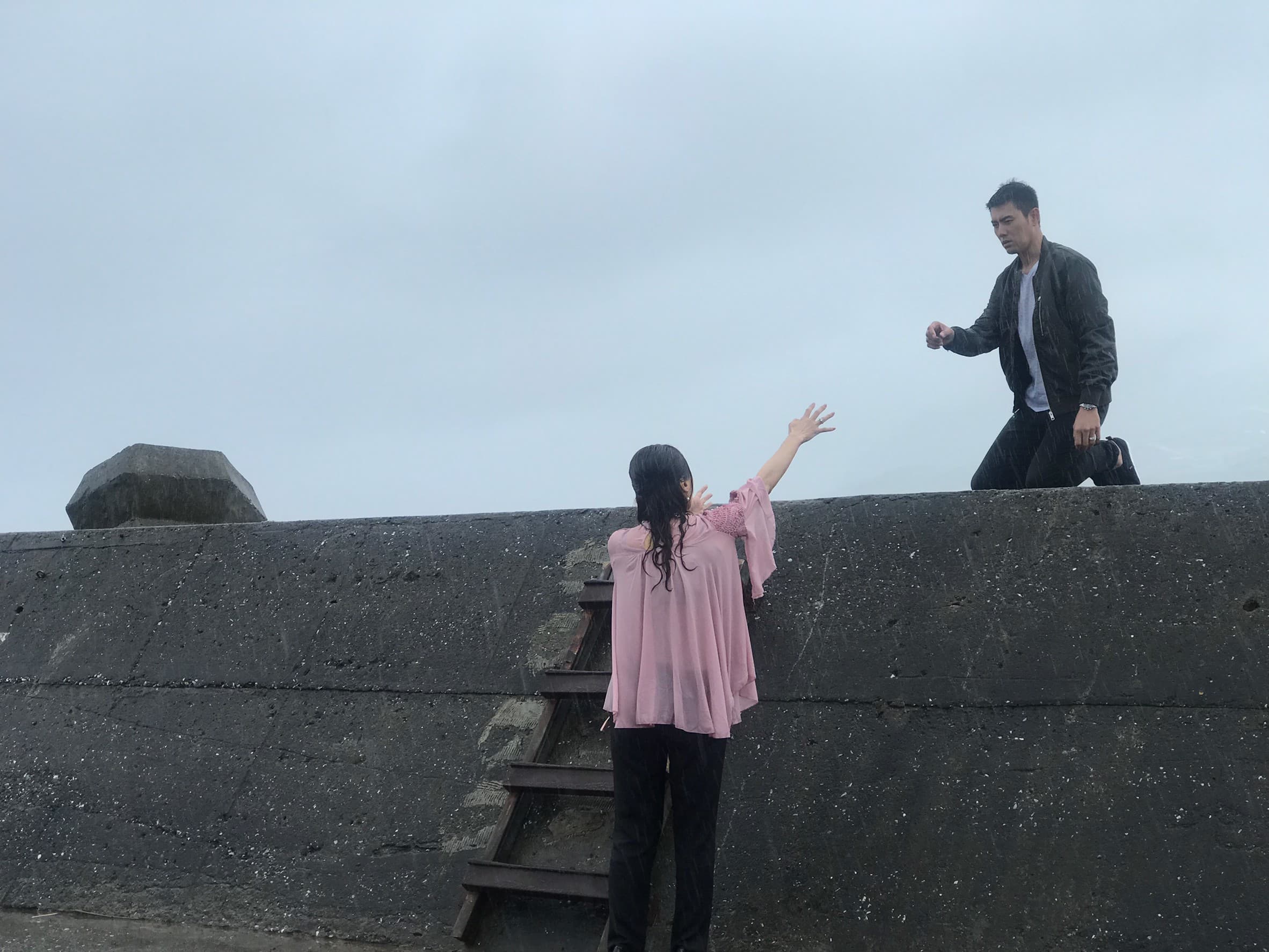 《大時代》劇組拍落水戲,眾多演員淋雨。(民視提供)