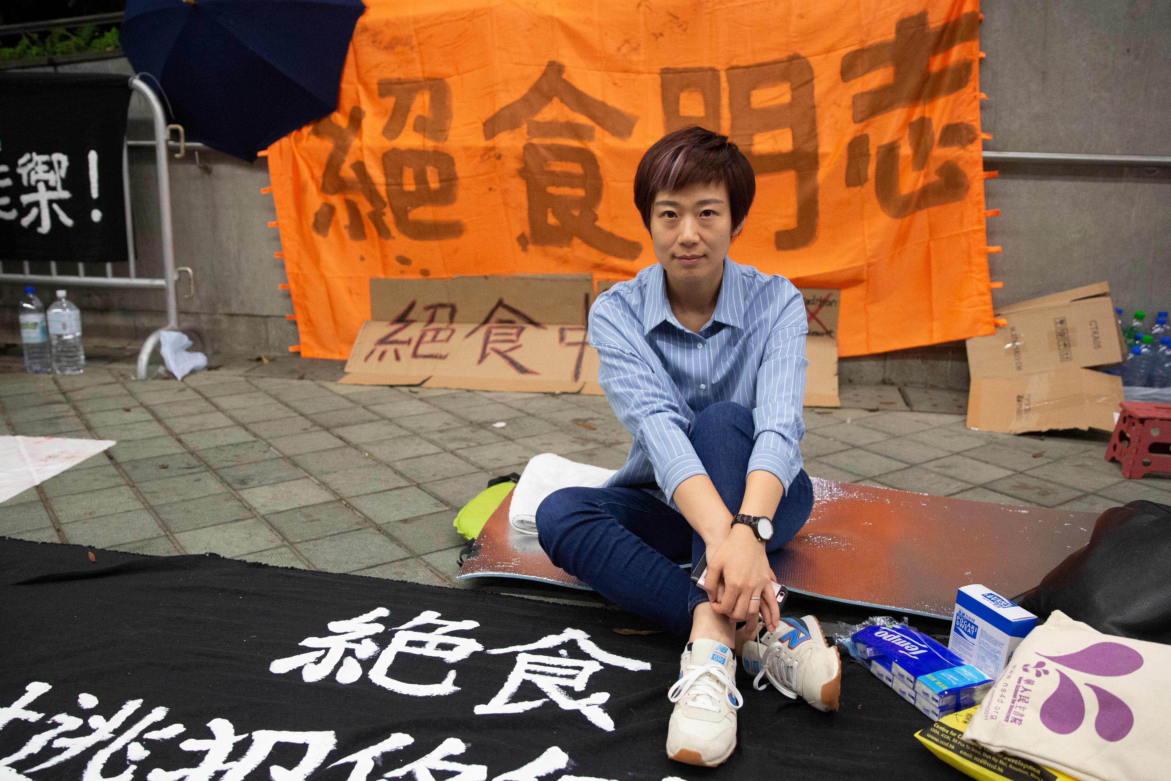 教育大學社會系講師黎明串連藝文界發起絕食運動,她絕食103小時,象徵6月9日上街的人數。