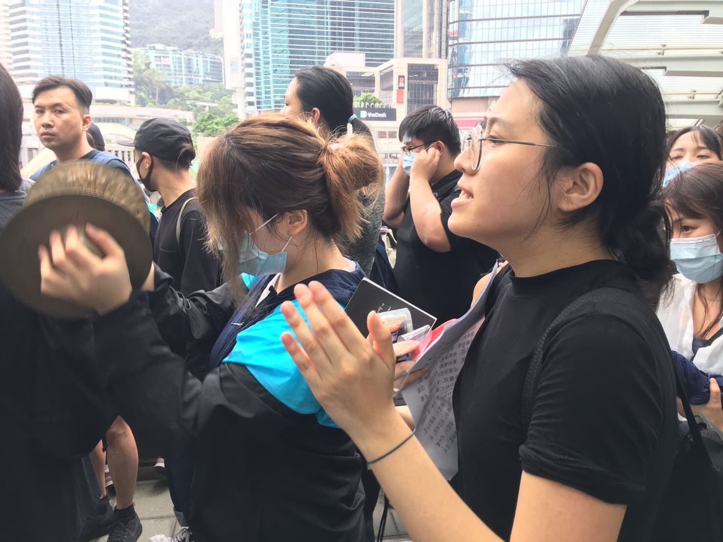 Jola(右)是大學生,與夥伴自發性拿出鈸帶喊口號。(曾芷筠攝)