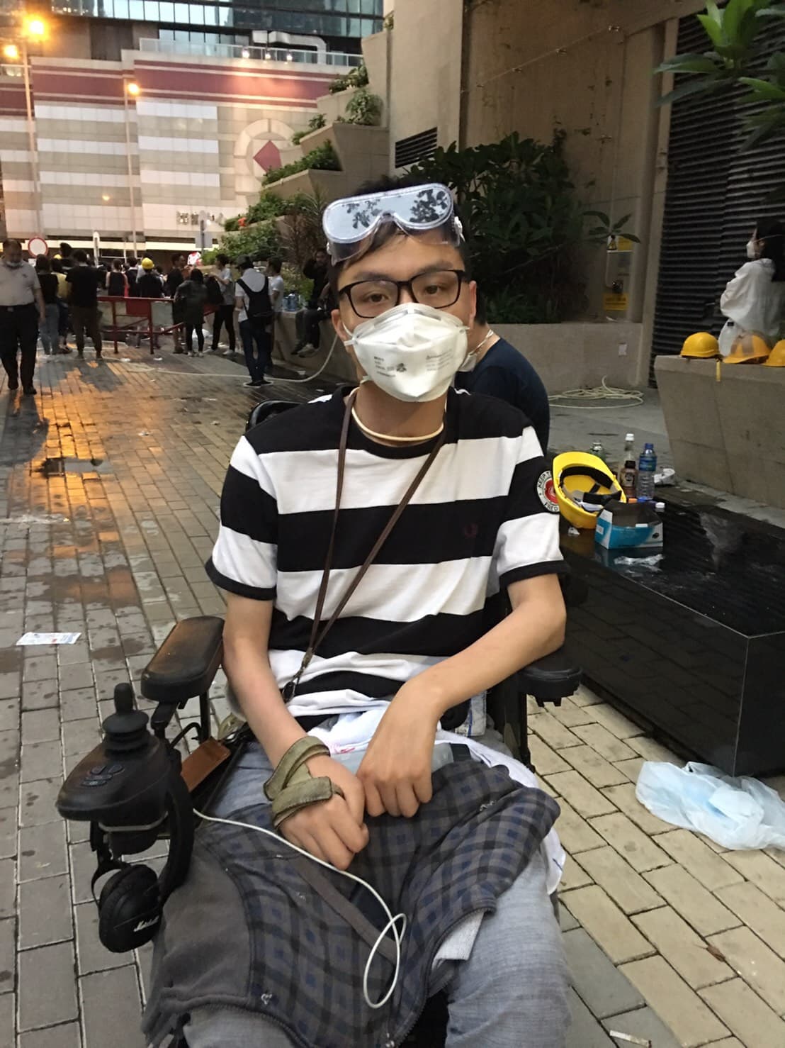 劉小明胸部以下癱瘓,仍堅持在群眾後方支持運動。(曾芷筠攝)