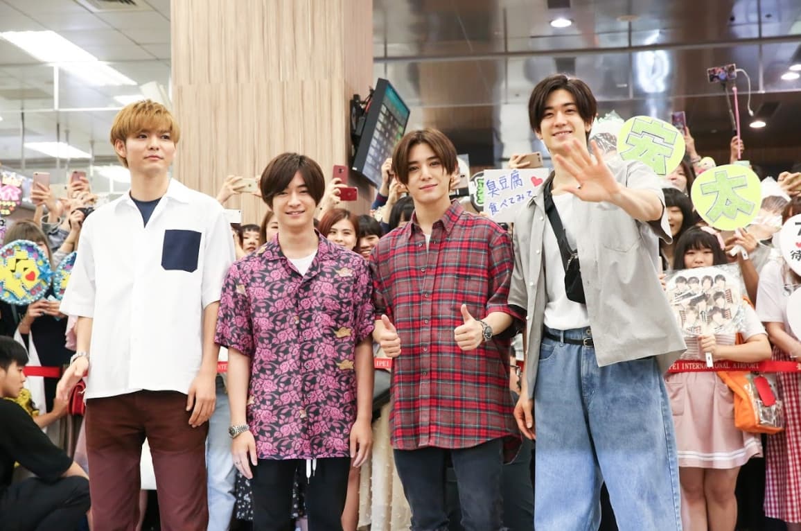 日本傑尼斯男團HEY! SAY! JUMP成員藪宏太、知念侑李、山田涼介、與中島裕翔今(14日)抵達松山機場,有上百位粉絲熱情接機。