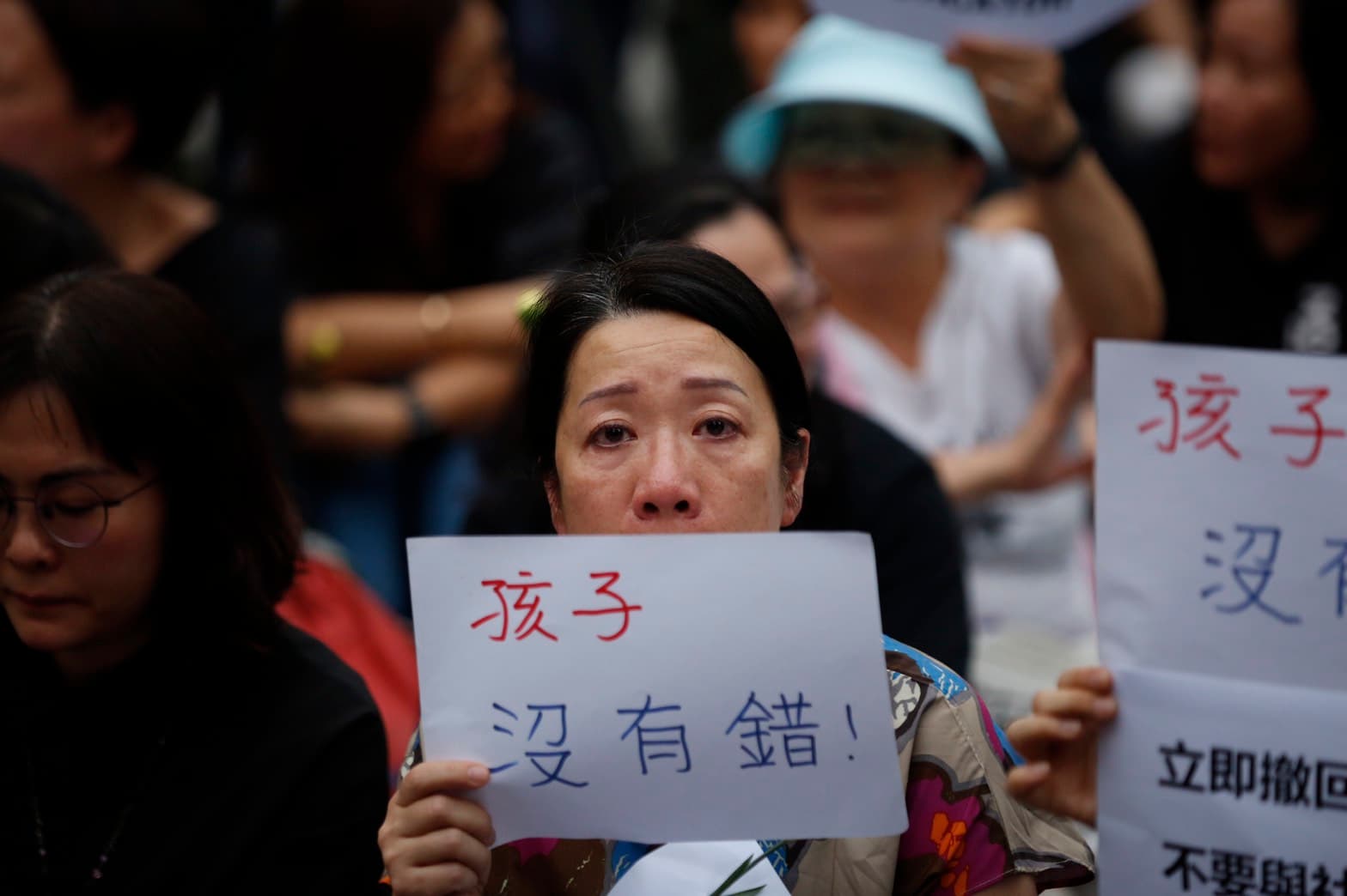 市民手持「孩子沒有錯標語」。