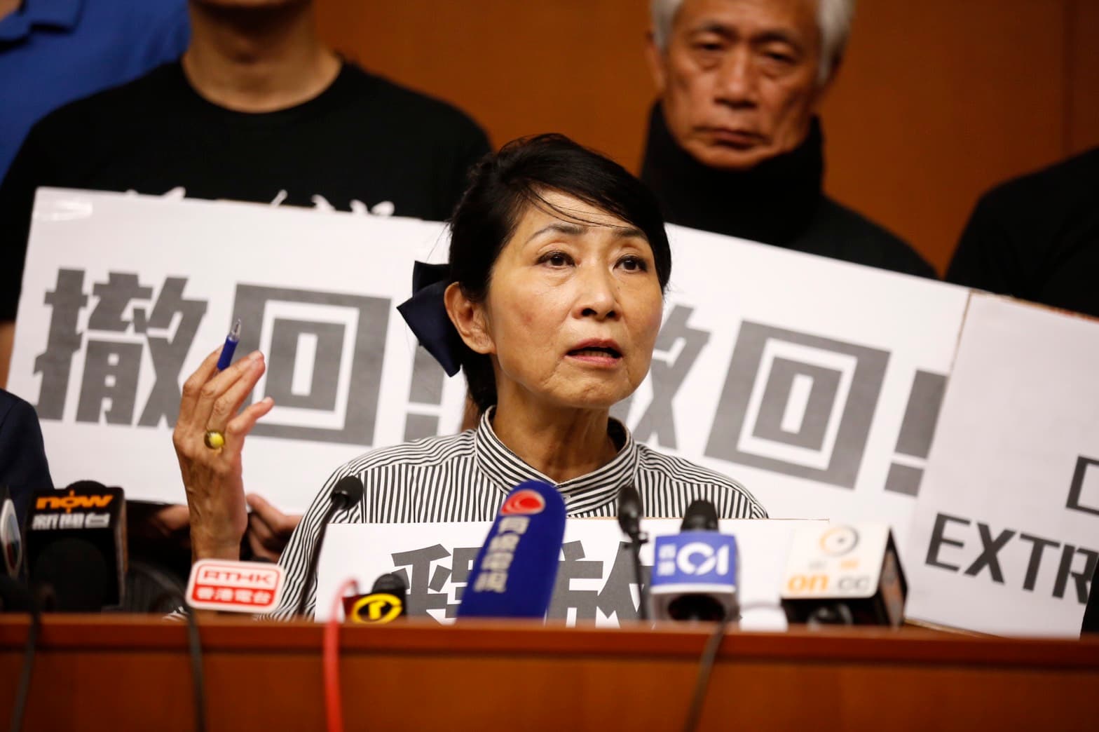 泛民派議員召集人毛孟靜表示,政府仍持續檢控示威者,呼籲儘速釋放。