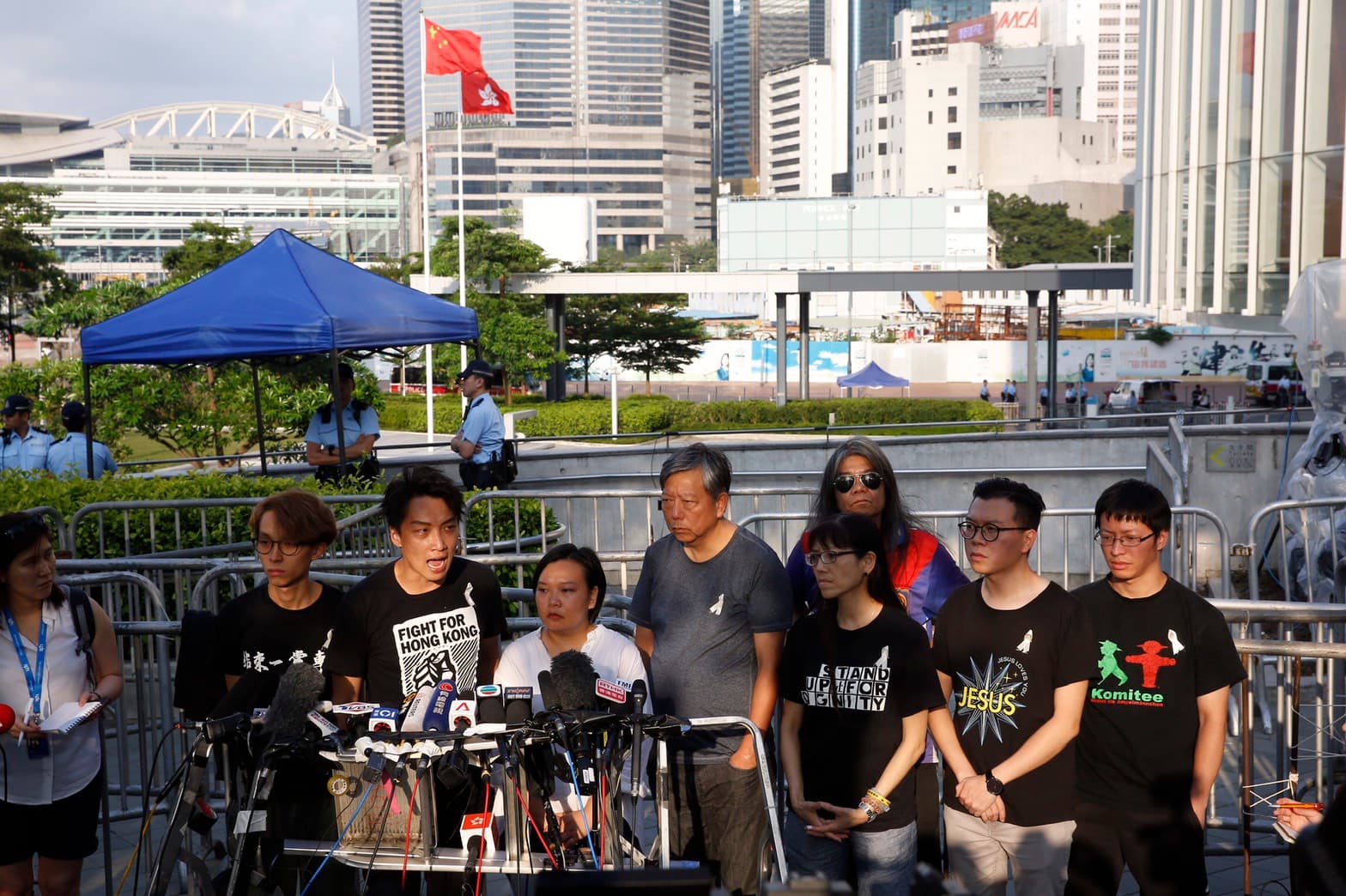 民陣呼籲港人明天繼續上街遊行,表示「不接受暫緩,堅持撤回」。