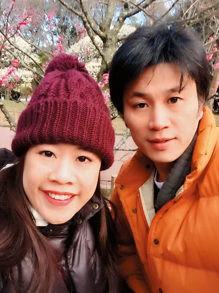 寶靈自稱靠著星盤和意念追到日籍老公長谷波(右),如今卻因家暴鬧上警局。(翻攝自寶靈臉書)