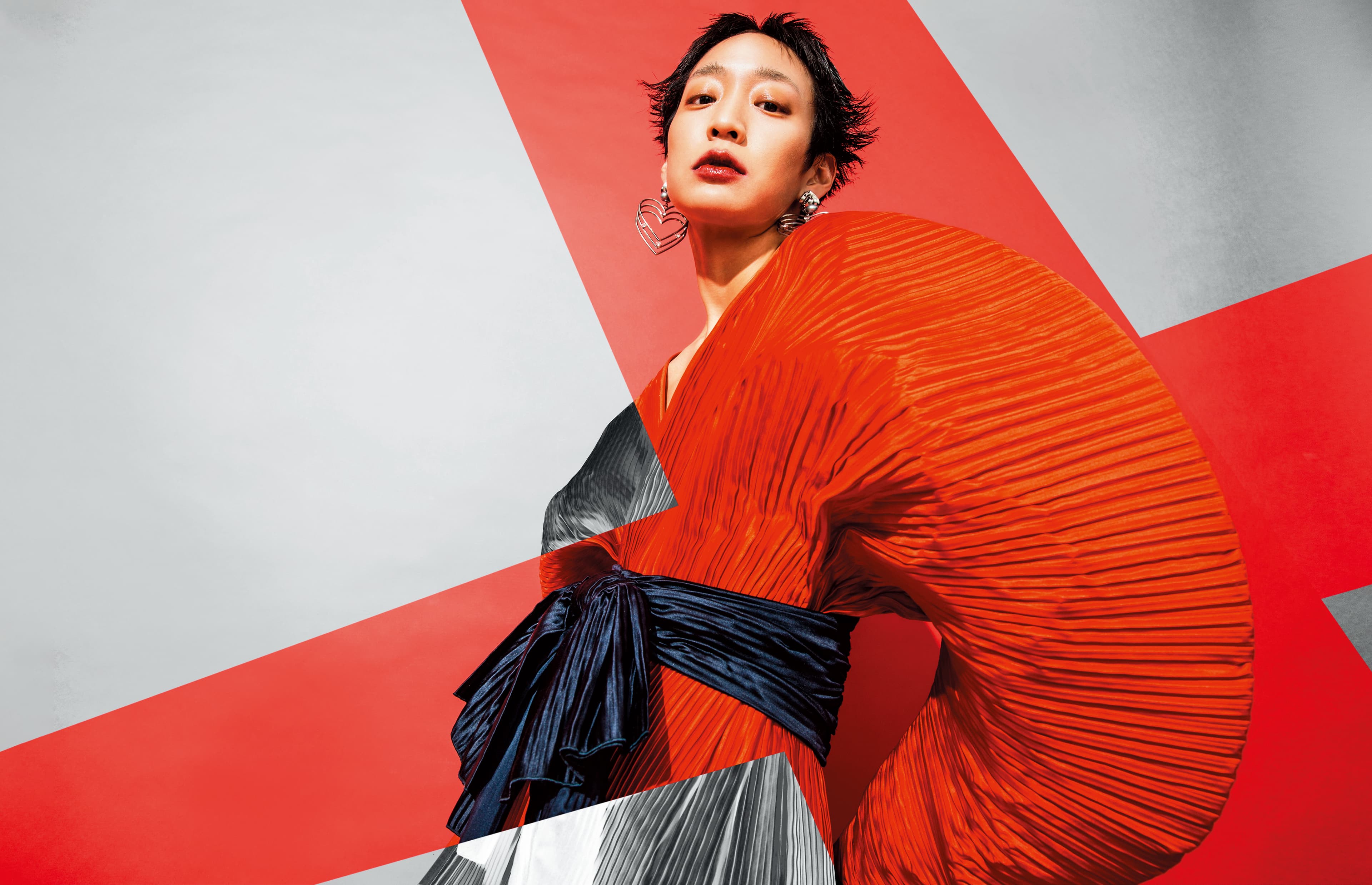 愛心造型耳環／價格未定／BALENCIAGA；紅色抓縐大澎袖綁帶上衣／NT$114,000／by GUCCI
