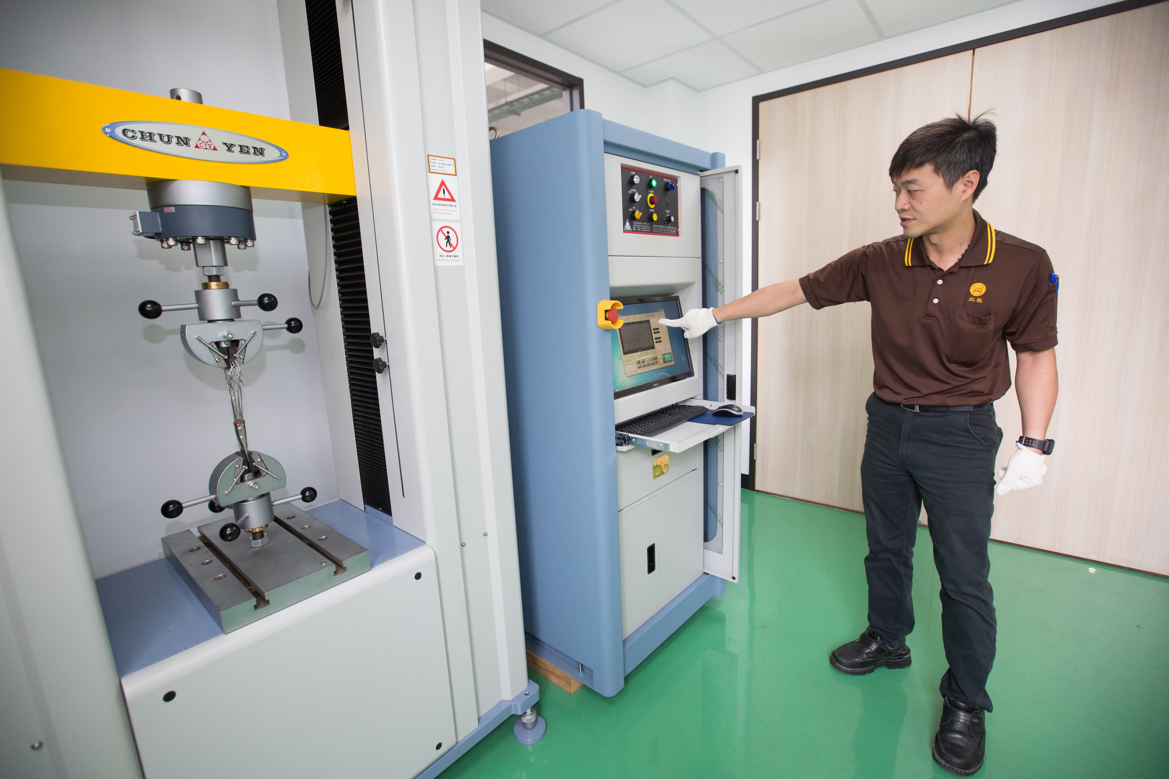 三能的產品耐用出名,產品出廠前都要經過嚴格的抗壓、抗拉強度等測試。