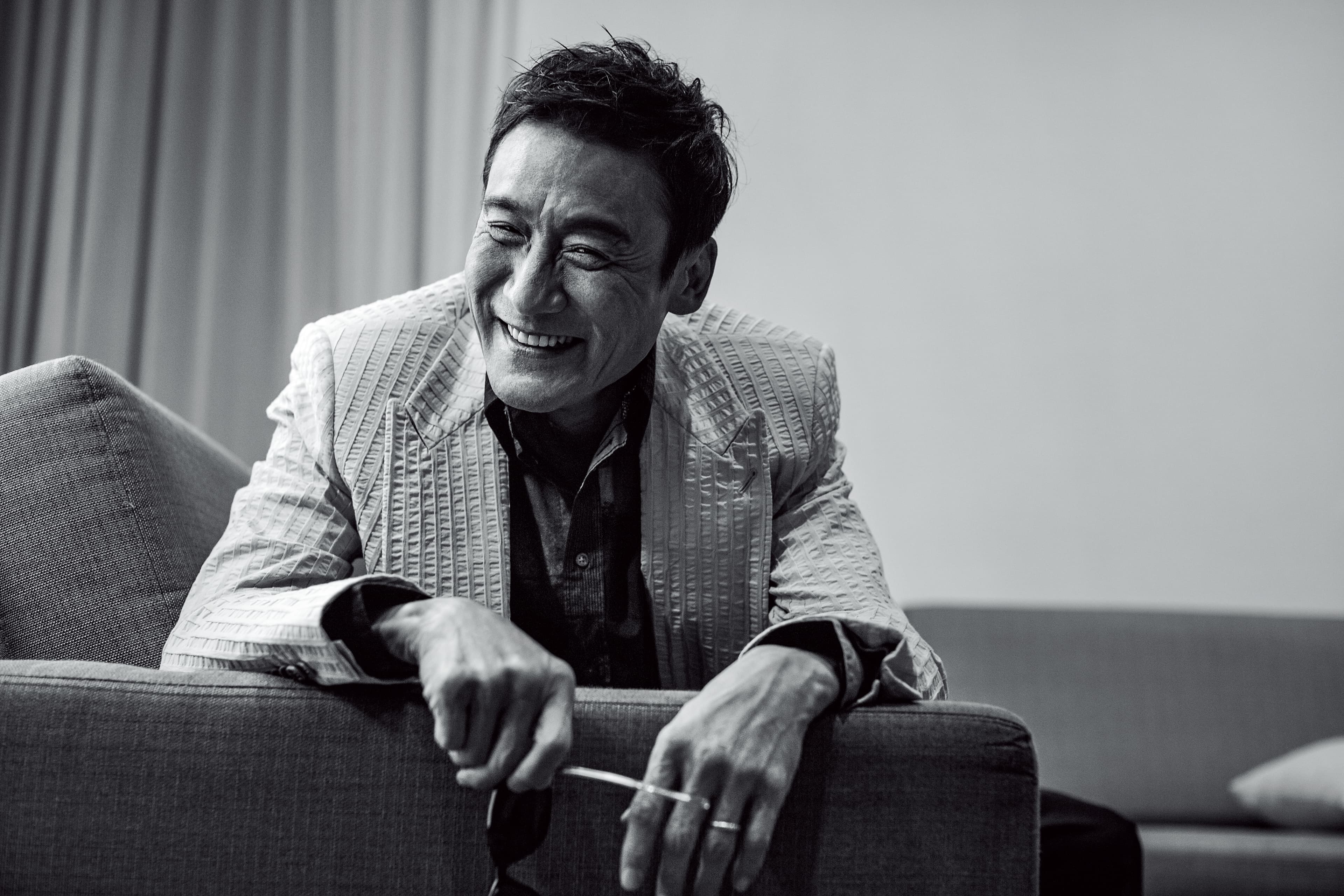 拍照時始終異常入戲的梁家輝,終於在這一刻反問我們:「演完了吧?」