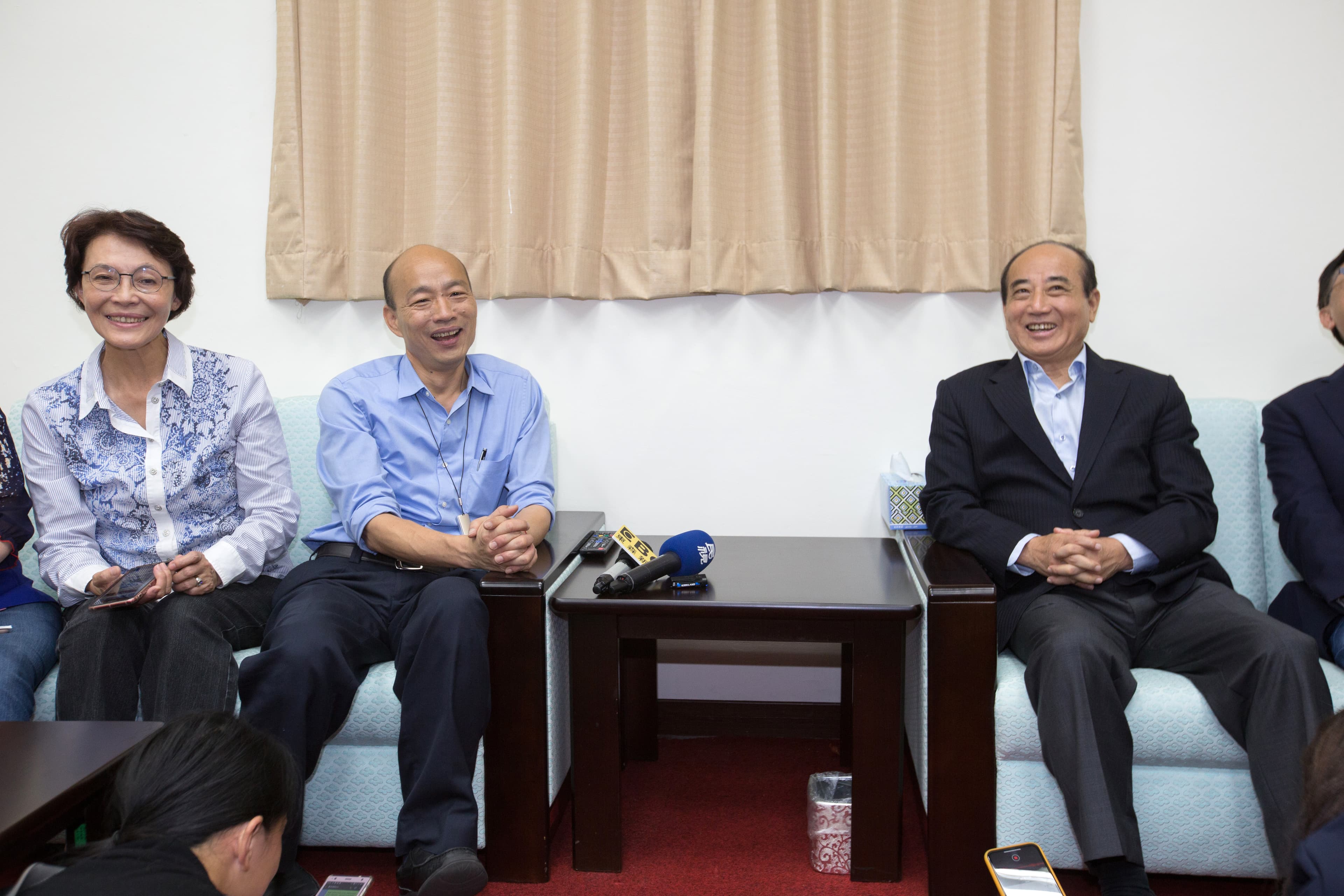 王金平和韓國瑜在鎂光燈下,談話近10分鐘。