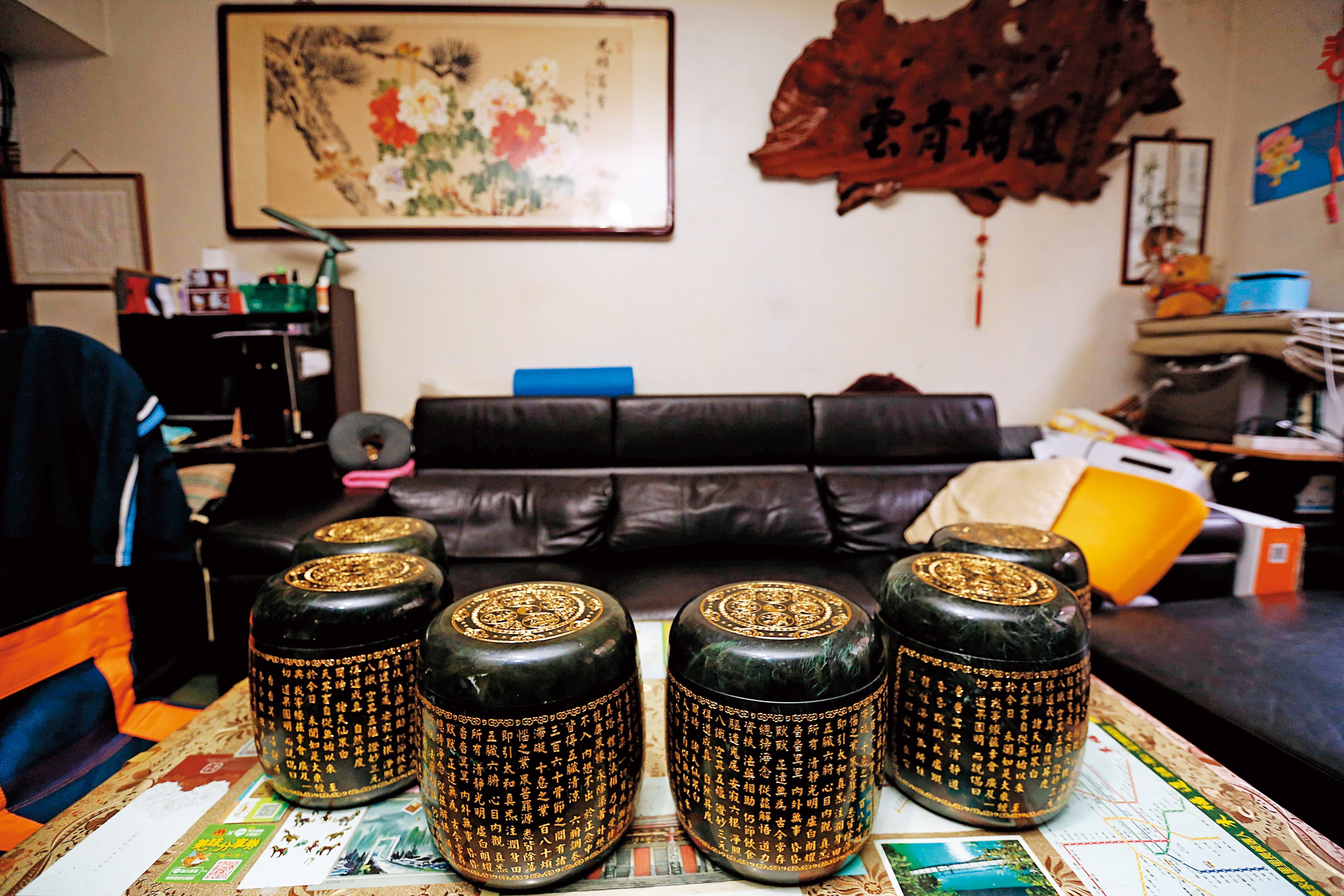 梅伯反覆遭詐騙集團誆騙,家中堆放的骨灰罈多達17個。