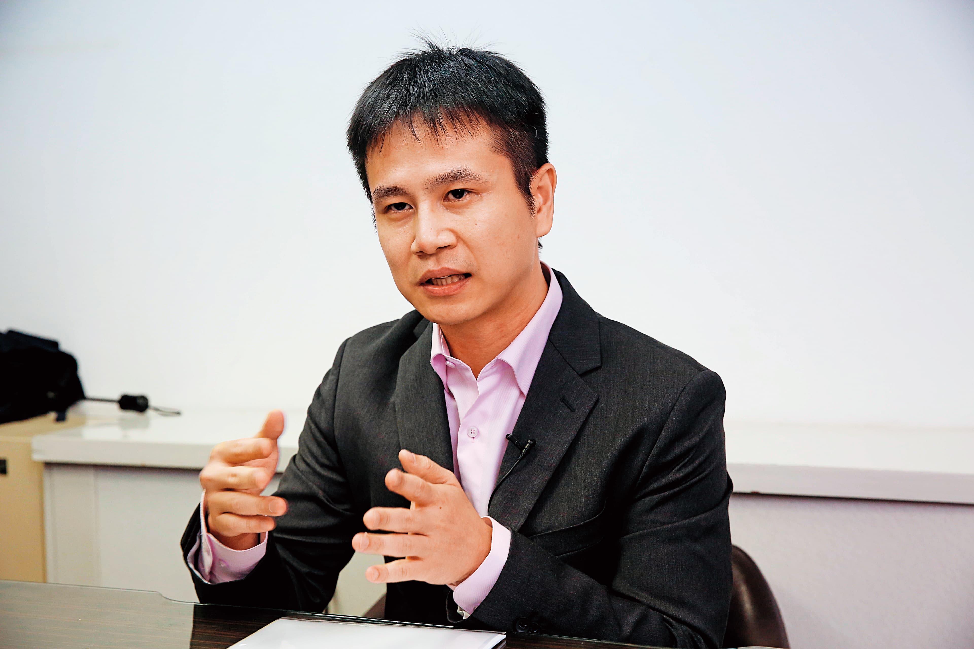 律師沈靖家說,靈骨塔詐騙集團會透過特殊管道,找到過去曾買過靈骨塔、骨灰罈者的名單,再進行詐騙。