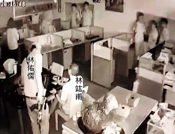 因害怕警方派狙擊手攻堅,林佑儒與林竑甫要求車行員工在牆邊排排站,擋住外界視線。(翻攝畫面)