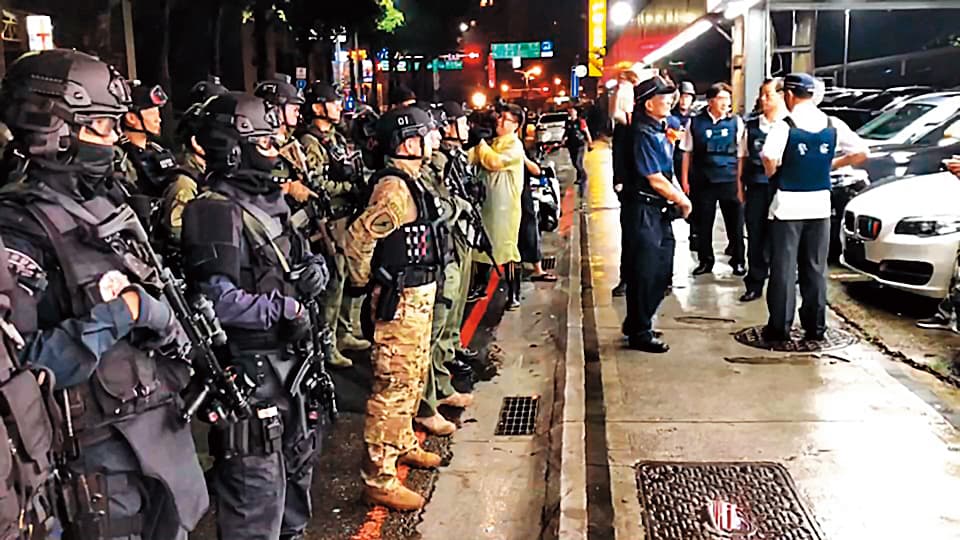 林嫌2人火力強大,警方派出除暴特勤隊、維安特勤隊到現場支援。(翻攝畫面)