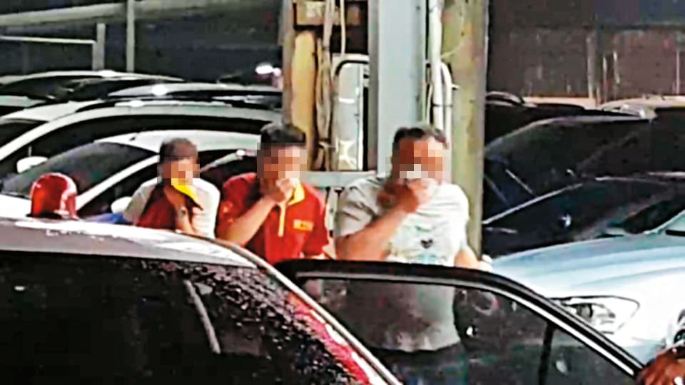 協商過程中,林嫌等人為展現誠意,陸續釋放車行員工,重獲自由的員工神情相當驚恐。(翻攝畫面)