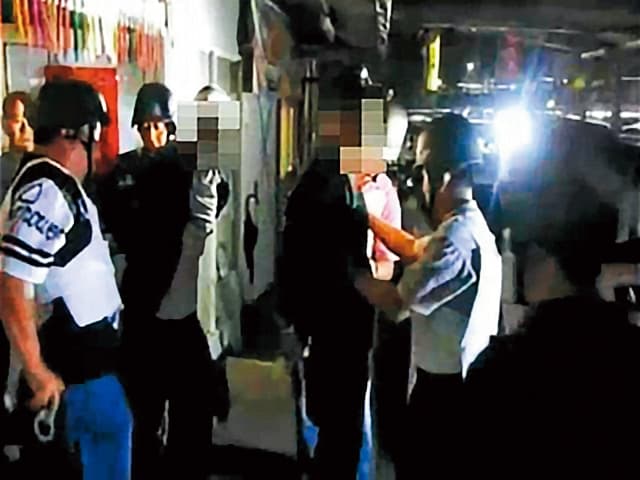 經近5小時談判,警方在無人員傷亡的情況下,成功讓林嫌2人棄械投降。(翻攝畫面)