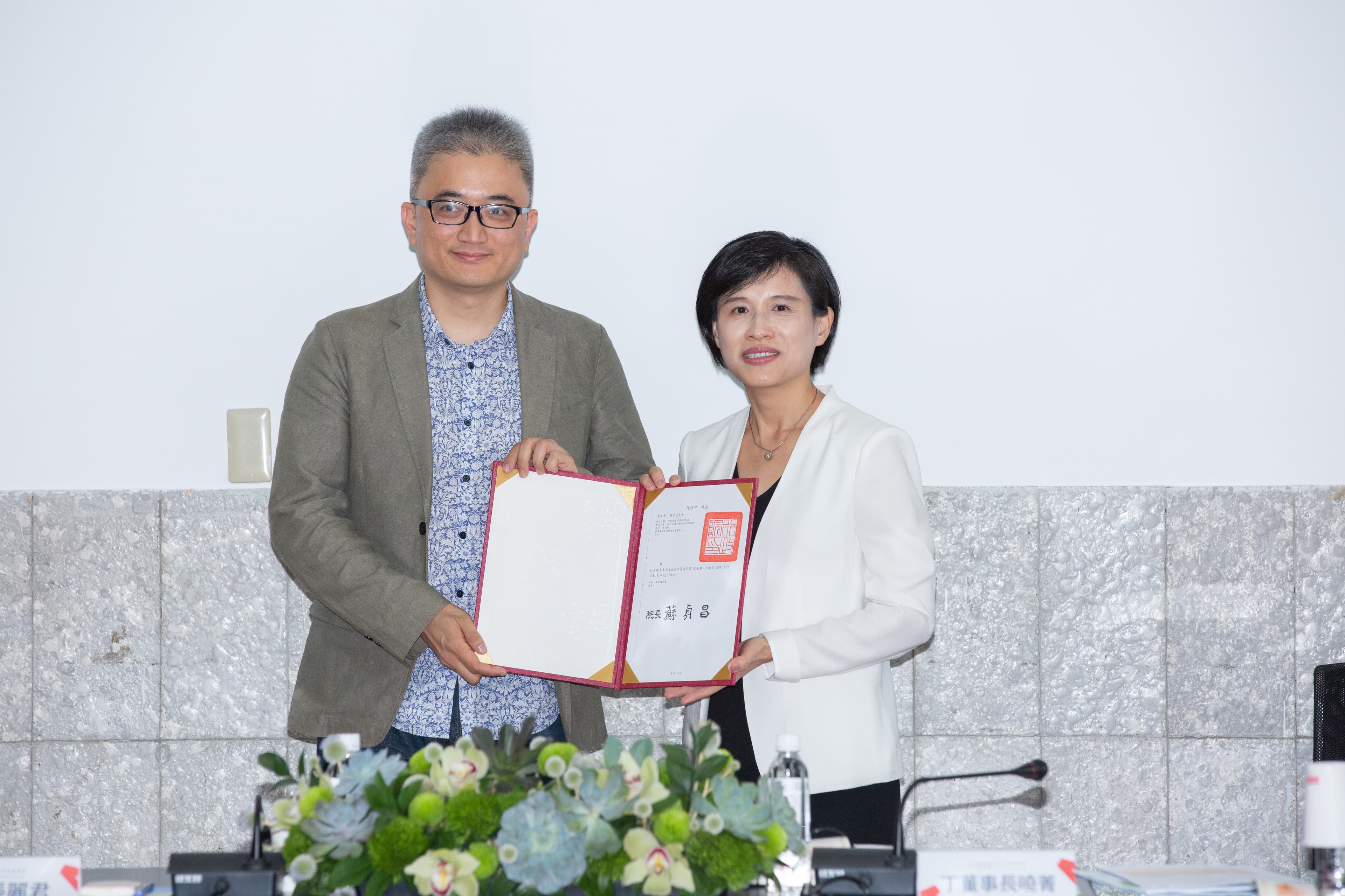 台灣AI實驗室創始人,也是創辦PTT、人稱「PPT大神」的杜奕瑾(左),也是文策院第1屆董事。