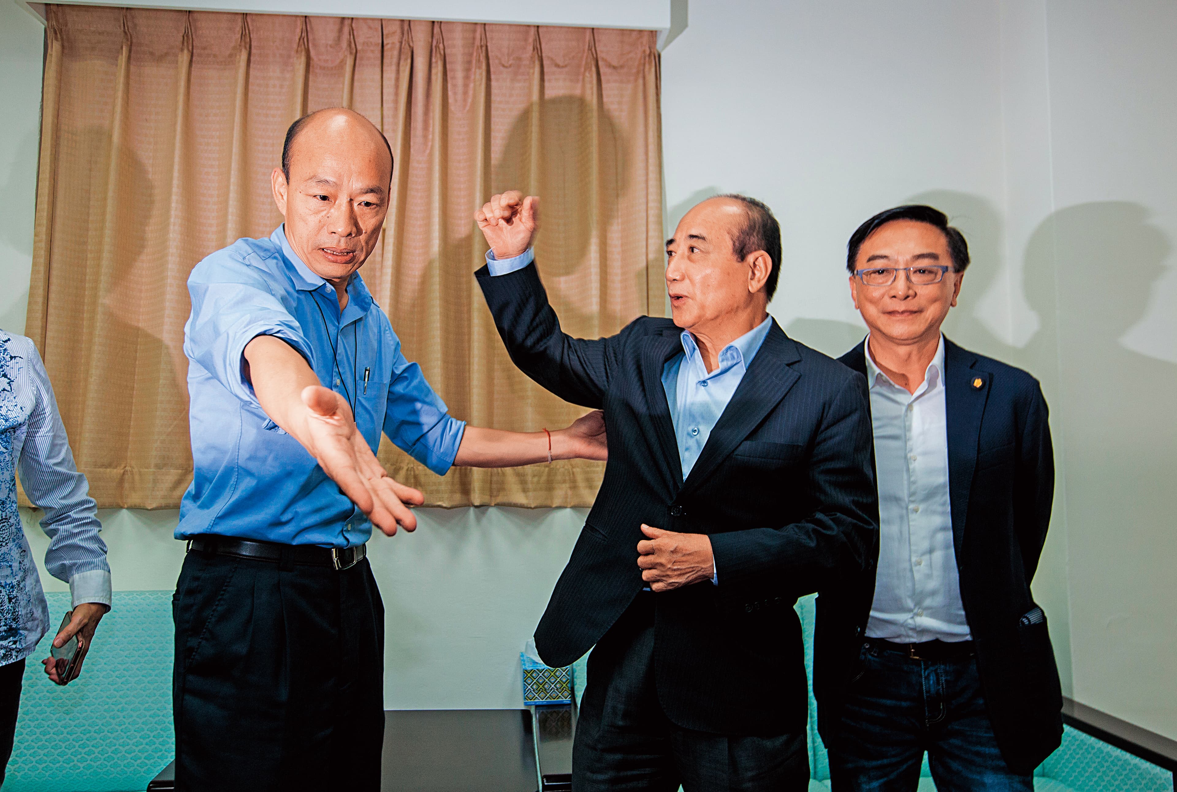高雄市長韓國瑜(左)在綠營初選民調中落後蔡英文、賴清德,圖為韓17日拜會前立法院長王金平(右)。