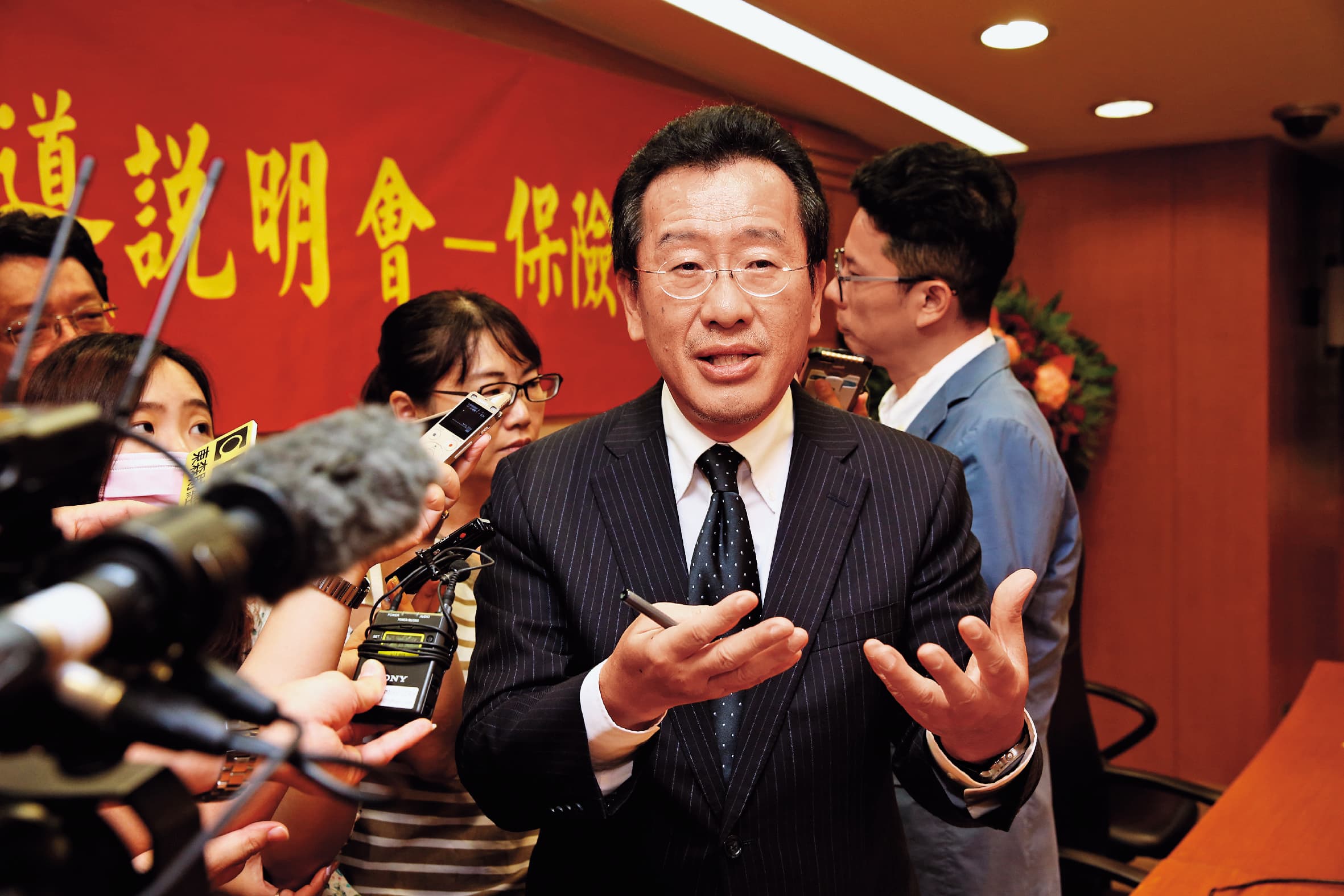 金管會主委顧立雄防範未然,要求壽險業不能賣虧損保單和增資。