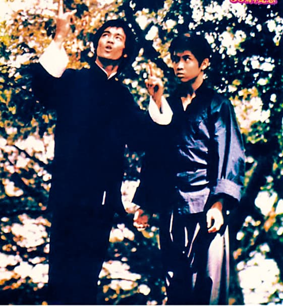 董瑋(右)在電影《龍爭虎鬥》中,向李小龍(左)討教武術精神。 (翻攝自《龍爭虎鬥》電影)