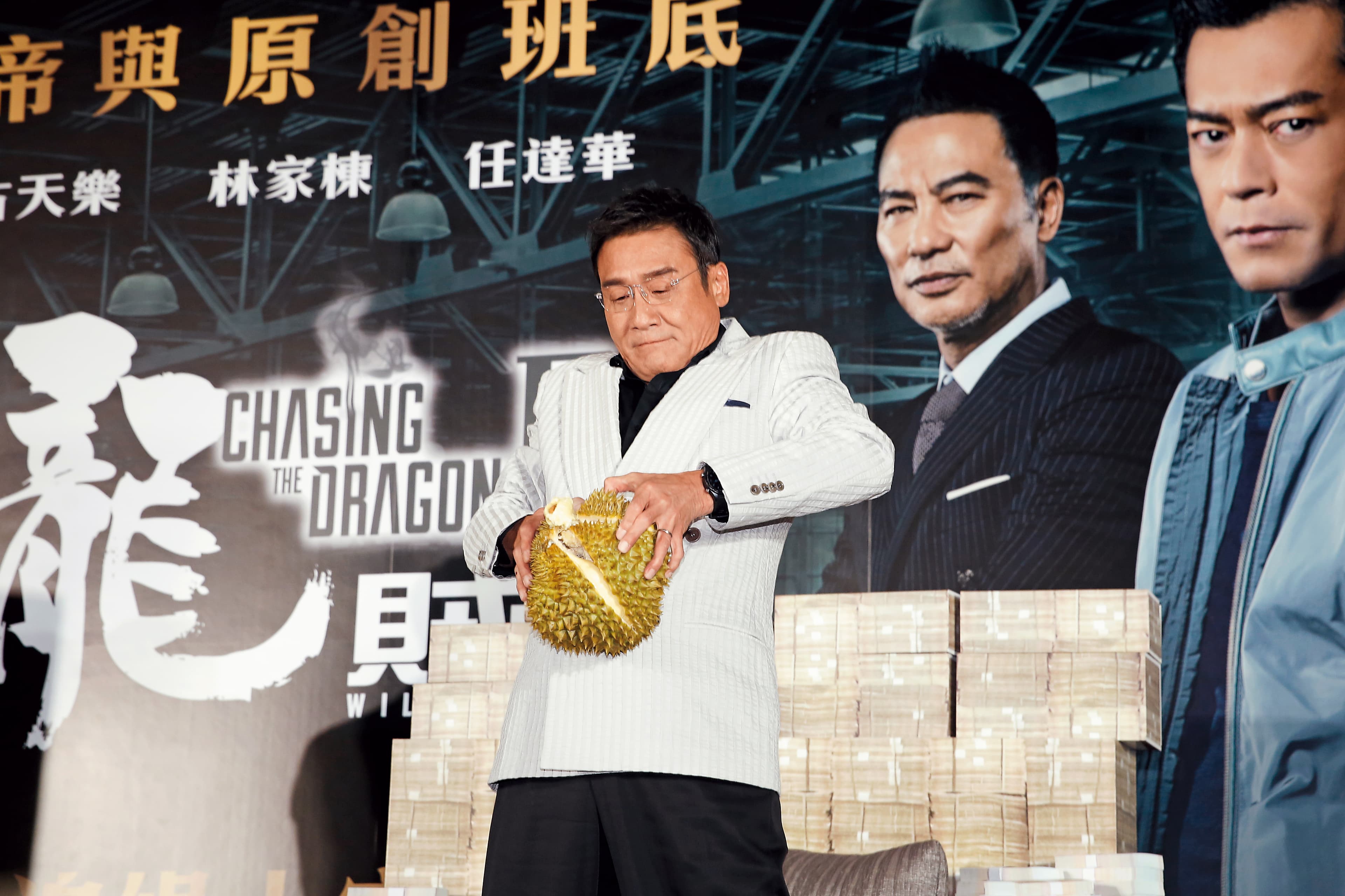 徒手做出剖榴槤的模樣,梁家輝的氣場堪比雷洪的「爆橘拳」。