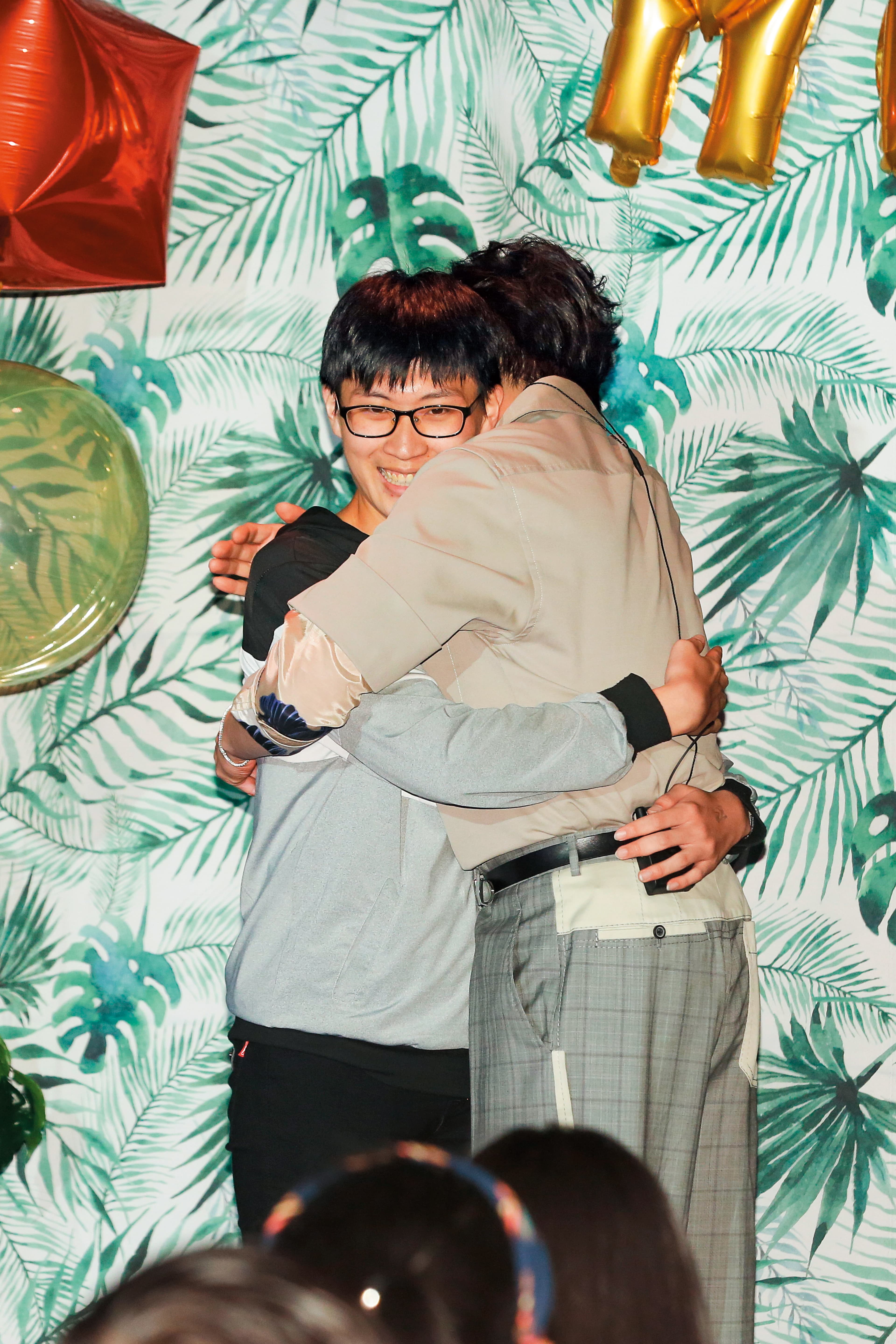 雖然已有固定男伴,謝佳見(右)在生日會上收到男性粉絲求婚,依舊給了「好人卡」式的抱抱。