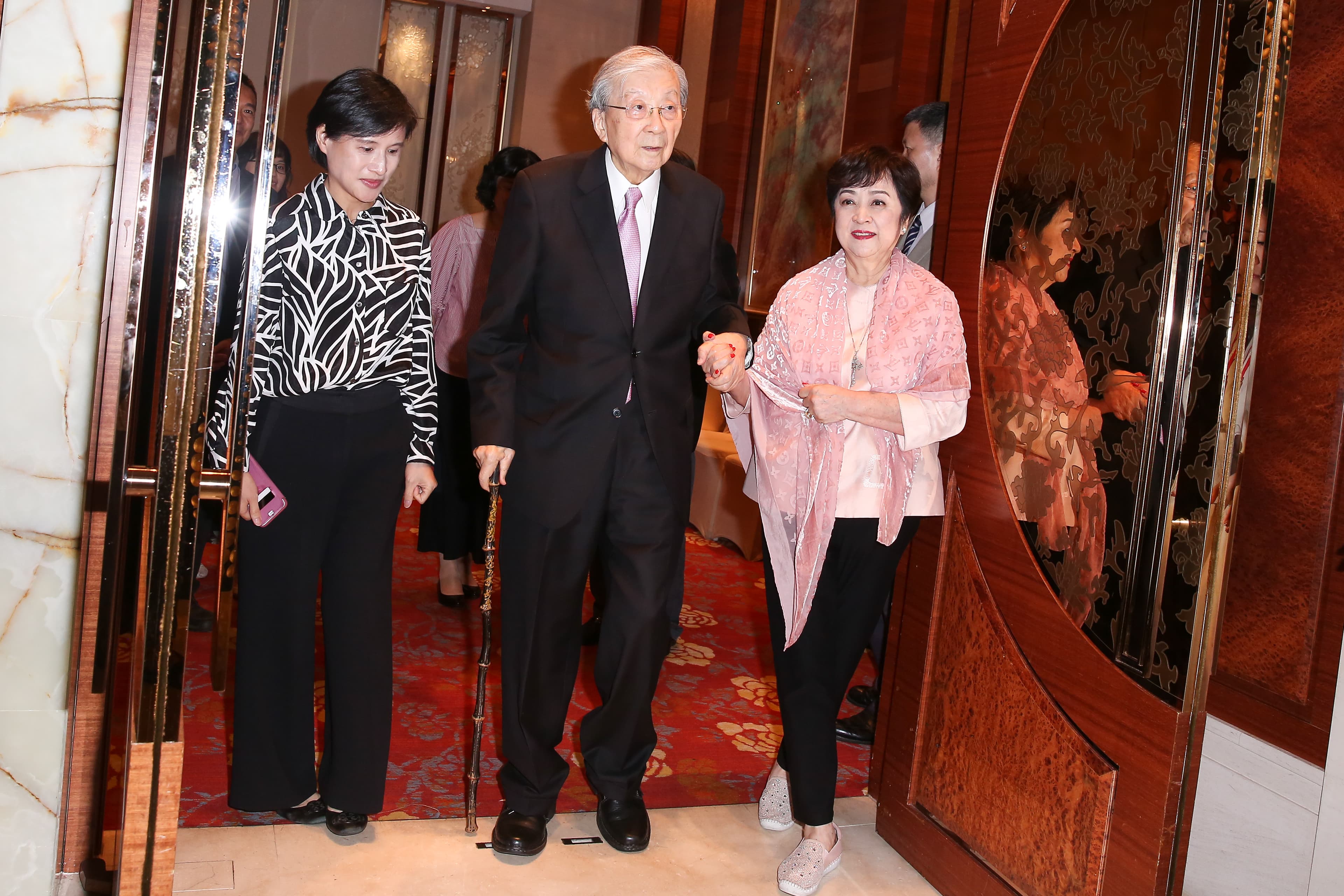 李行高齡90歲,精神仍十分健旺,只是雙腿較無力,他由文化部長鄭麗君與子弟甄珍一起攙扶進場。