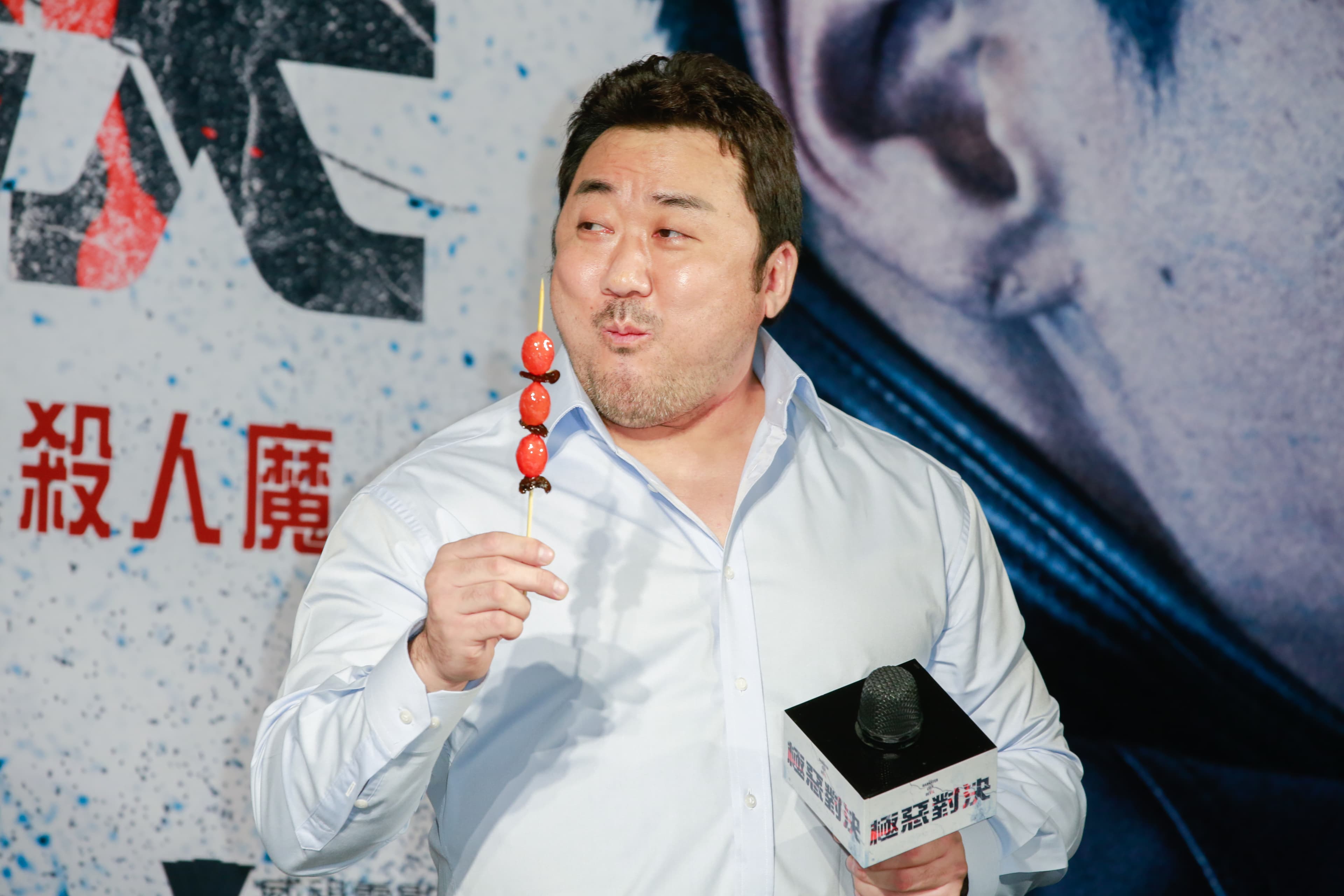 韓星馬東石吃著糖葫蘆,說很適合他像小孩子的口味。