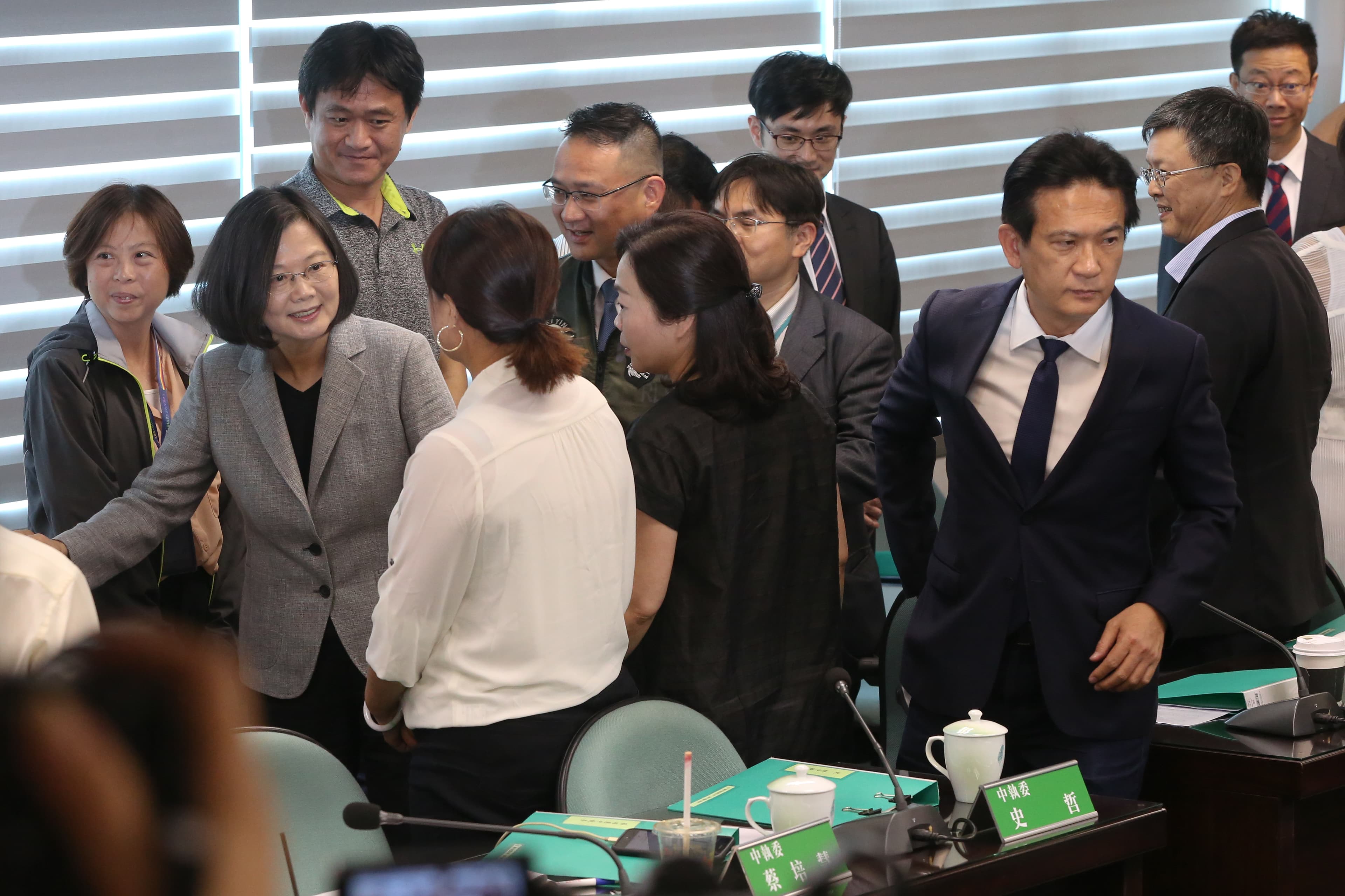 蔡英文已7個月沒有進入民進黨會議室,離去時與黨內幹部一一握手致意。