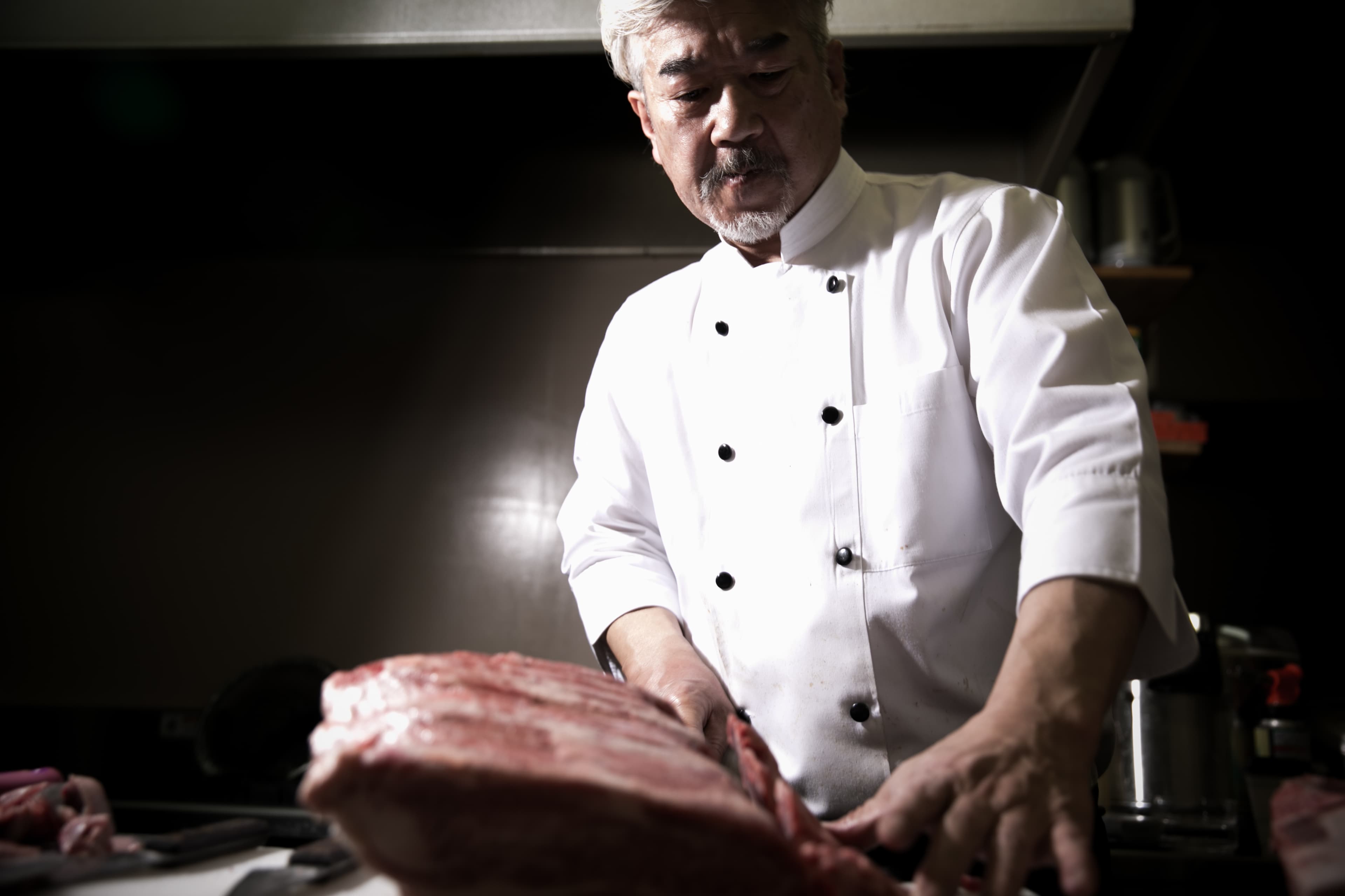 「銀山亭」主廚今井治鑽研肉品38年,對肉質近乎癡狂,連續3年斥重本標下冠軍牛。(樂軒提供)