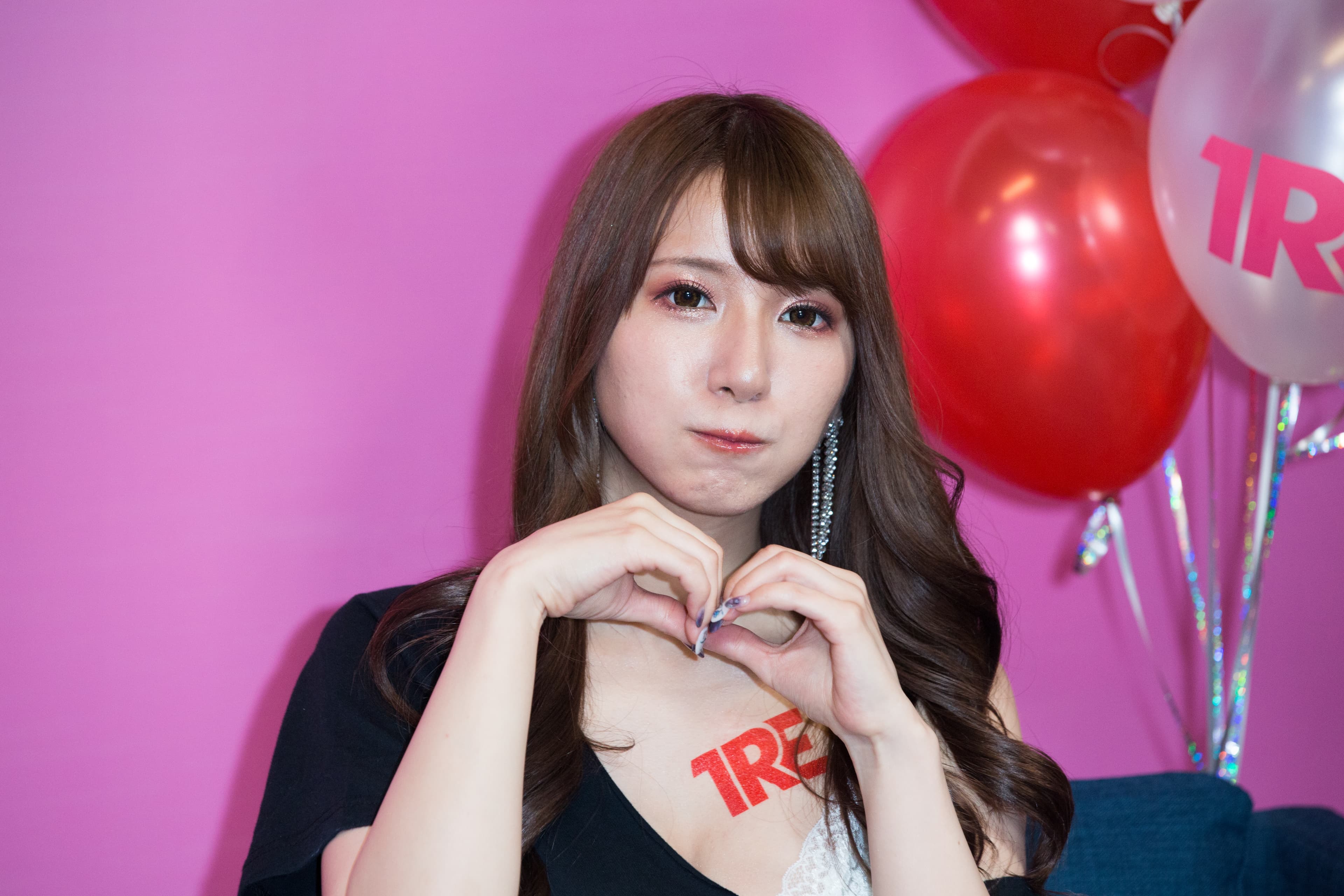 園田美櫻很會對鏡頭放電,做出各種可愛姿勢。