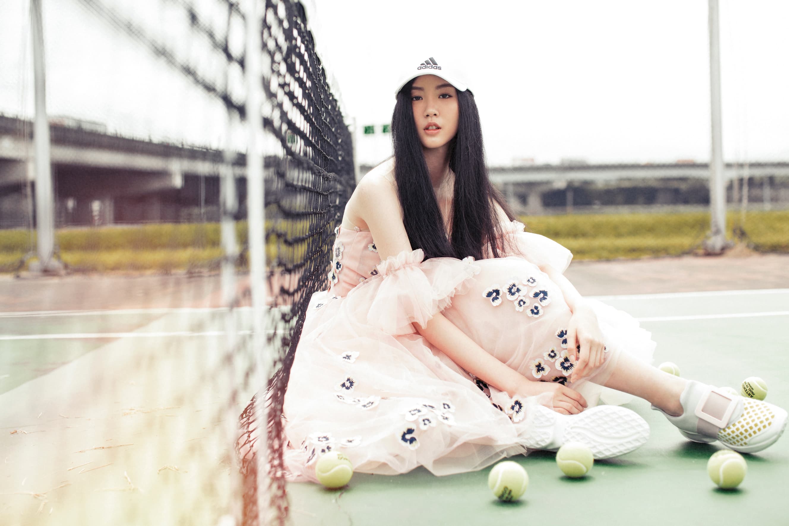 粉色荷葉紗袖禮服 by SophiaRitz/棒球帽 by adidas/Viv' Run系列休閒鞋 by roger vivier