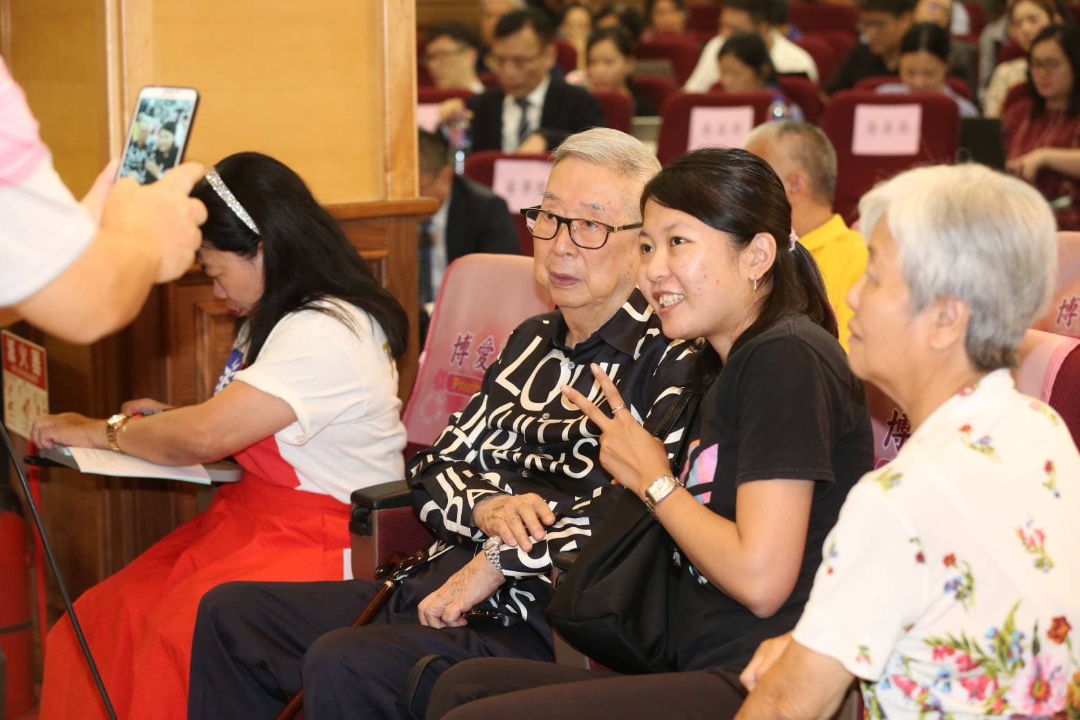 資深股民阿土伯現場高喊,「台灣經濟只有郭總統才能救,講了三年終於出來救台灣。」