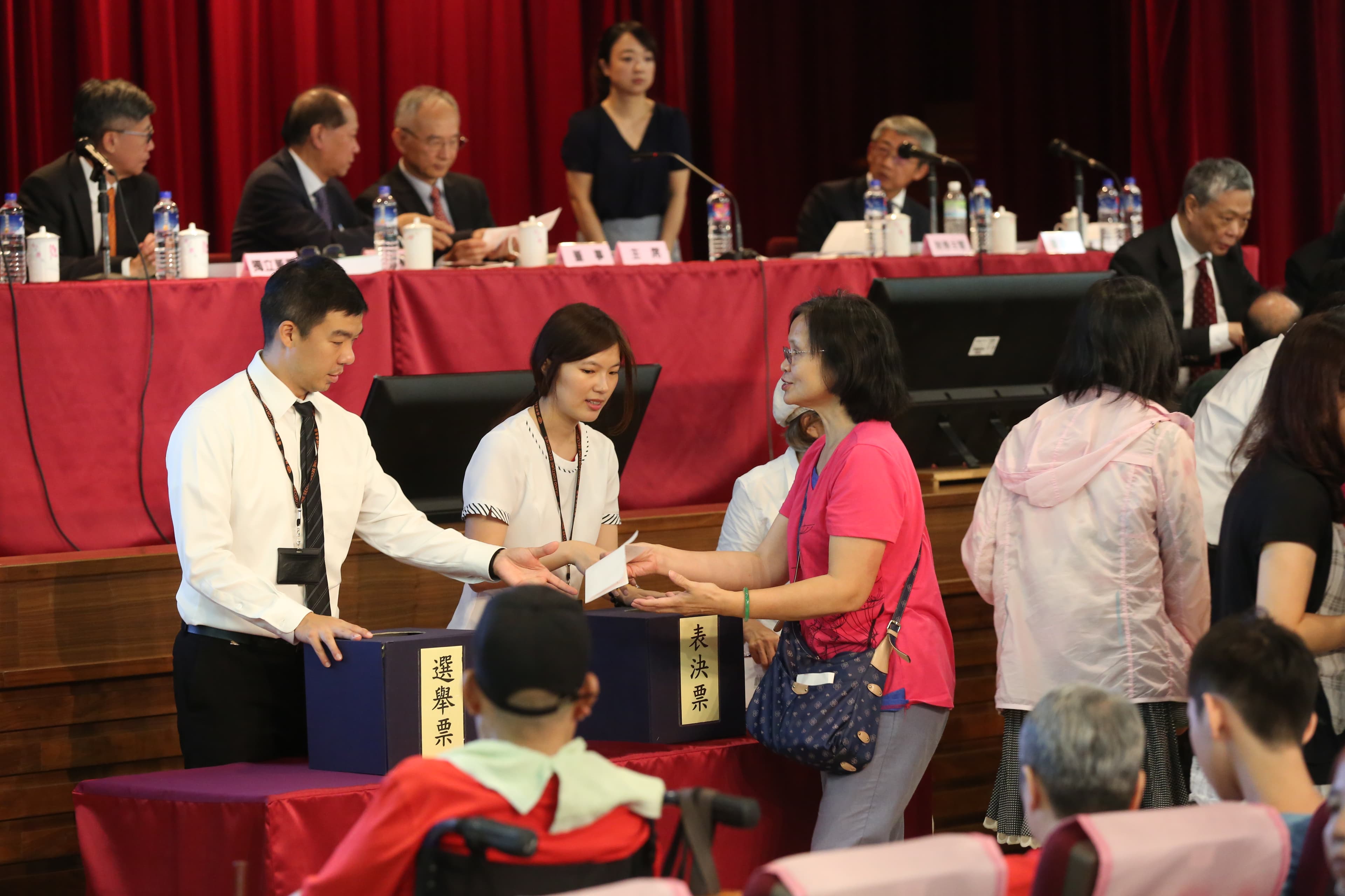 小股東希望要以現場股東會決議為準,因根本不可能有超過5成的股東來到現場參加股東會,那就永遠無法改變事實。