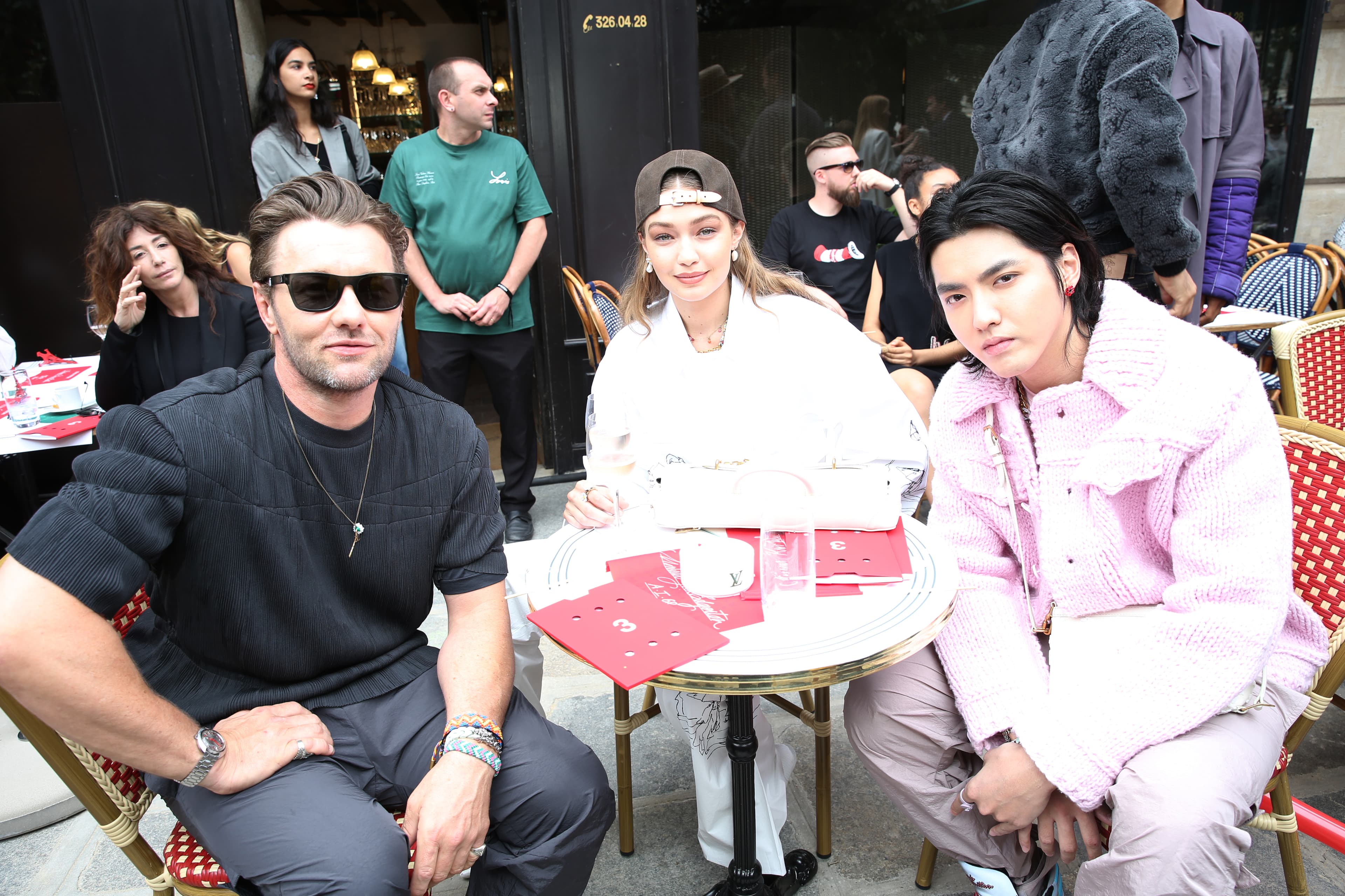 吳亦帆則與澳洲男演員Joel Edgerton、名模Gigi Hadid坐在頭排看秀。(LOUIS VUITTON提供)