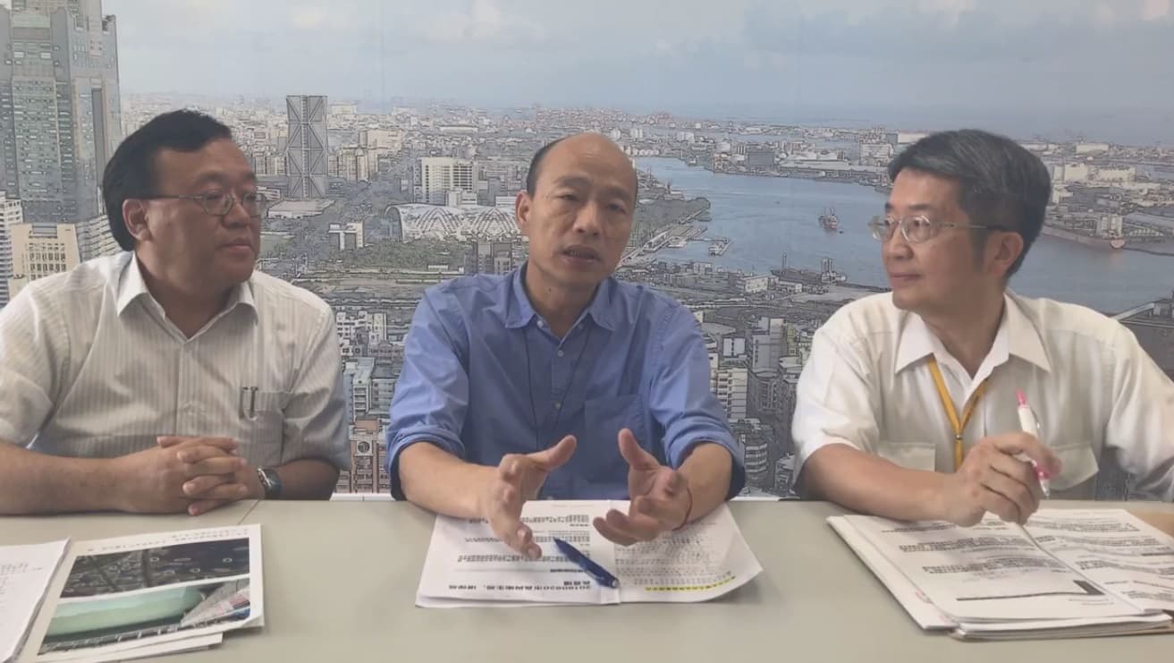 韓國瑜昨（20）日開直播和衛生局長林立人、環保局長袁中新一起討論登革熱疫情，他大吐辛酸表示，「到行政院去像丐幫一樣」。（翻攝自韓國瑜臉書）