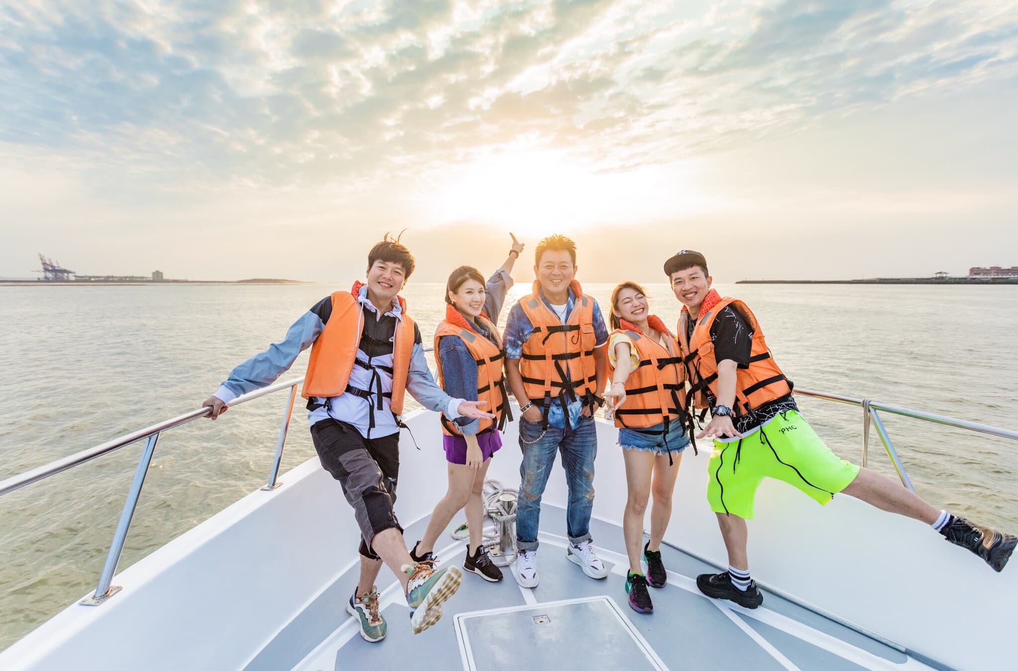 衛視中文台《旅行應援團之一起出發吧》搭遊艇出海看淡水夕陽。左起李易、陳語媃、庹宗康、依依、張立東。（衛視中文台提供）