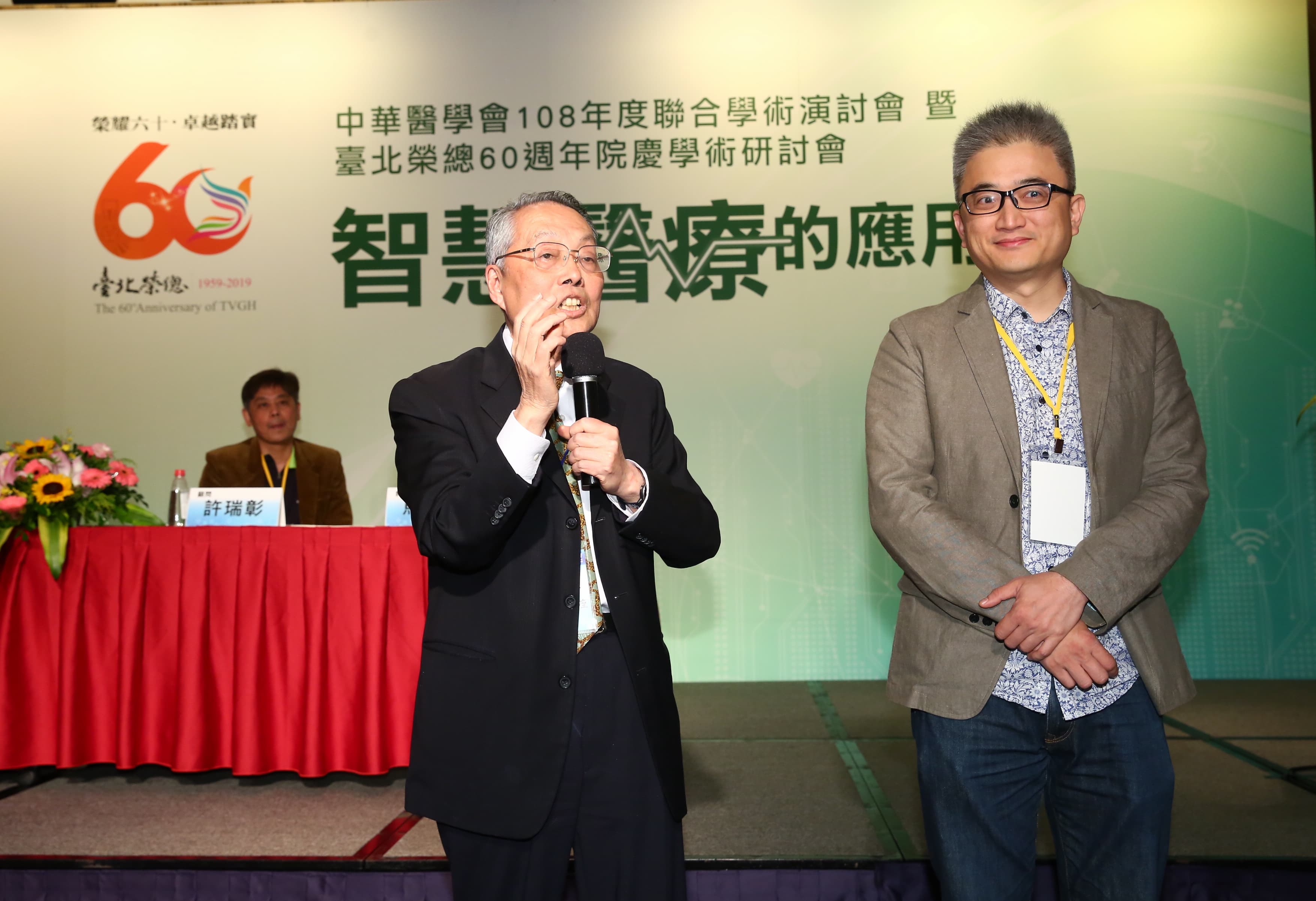 宏碁創辦人施振榮(左)認為,台灣在智慧醫療領域絕對會對人類文明做出具體的貢獻。