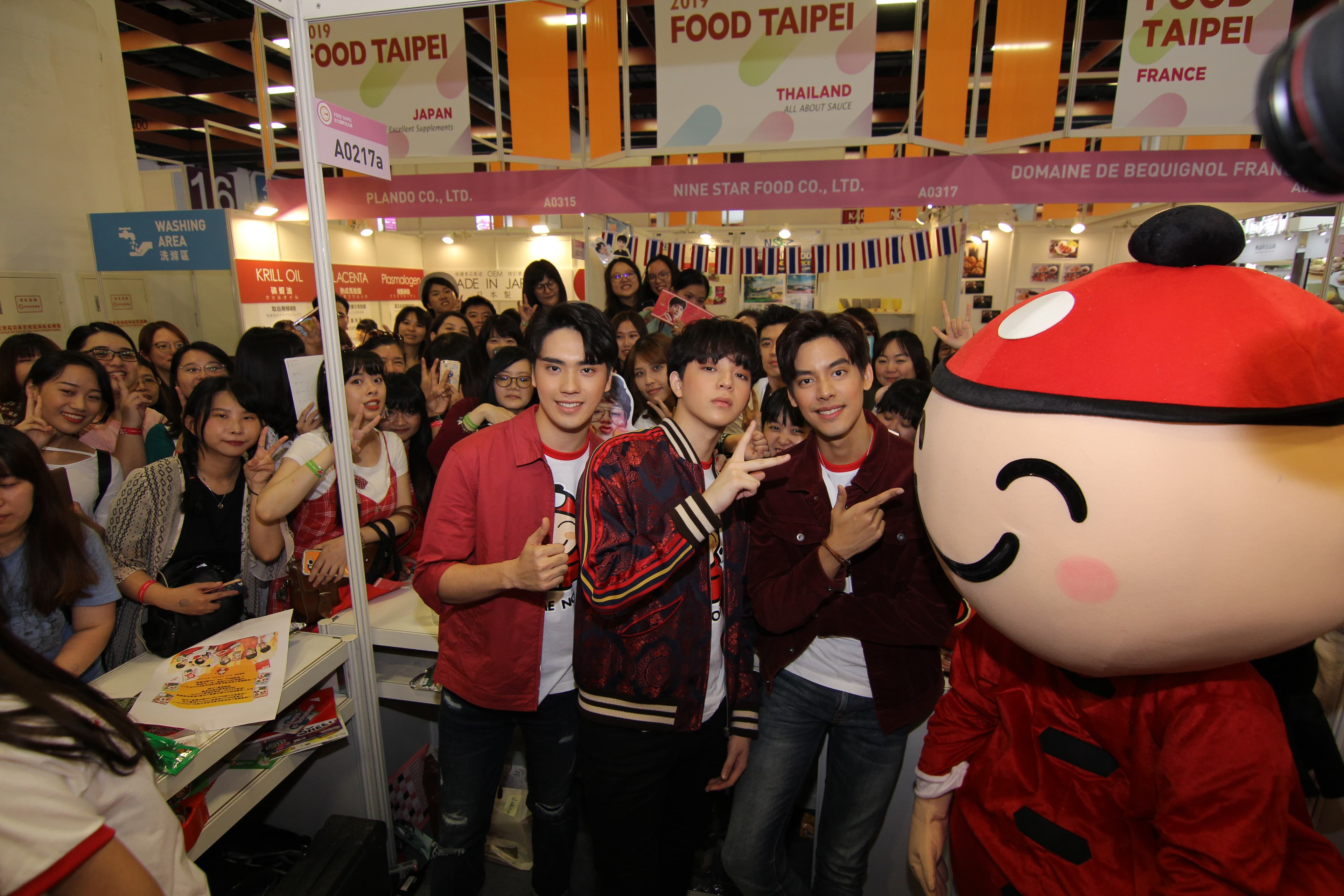 SBFIVE成員TAE、BAS與TEE在台北國際食品展與粉絲同樂。（小老闆海苔提供）
