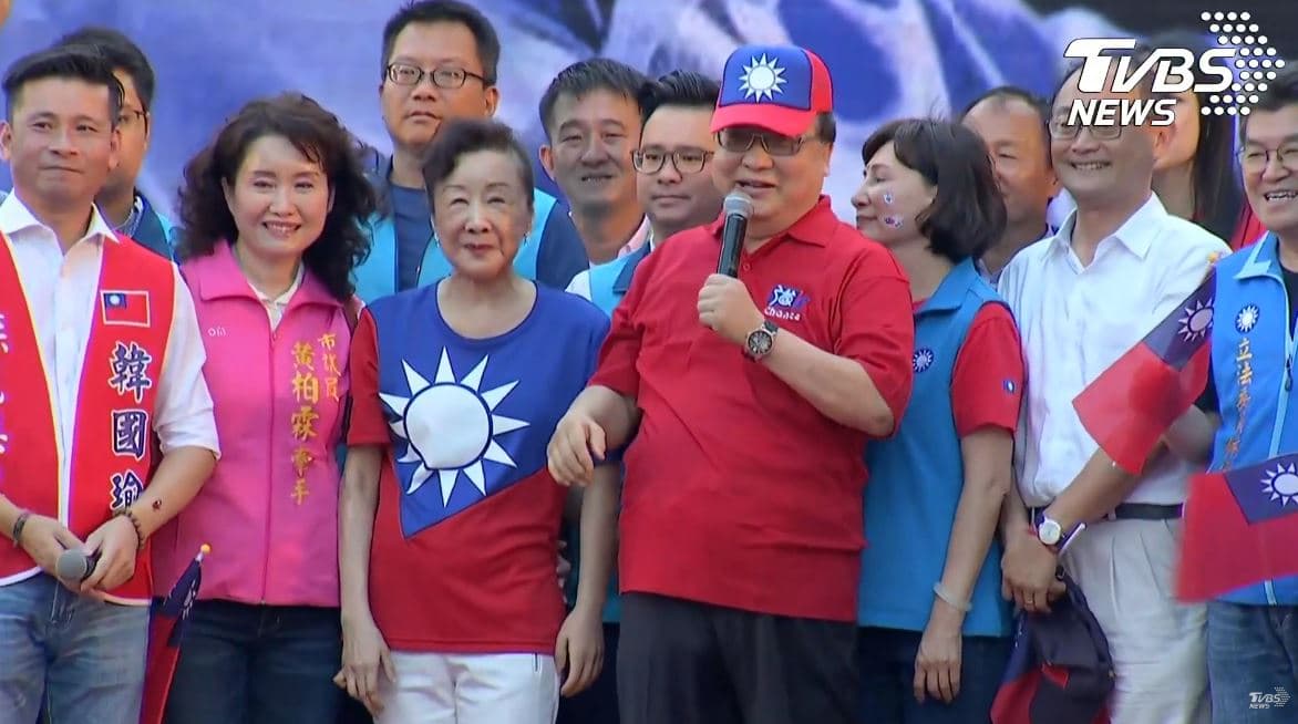 胡志強攜手邵曉鈴前來站台，兩人齊心呼籲民眾要把韓國瑜送入總統府。（翻攝自TVBS直播）