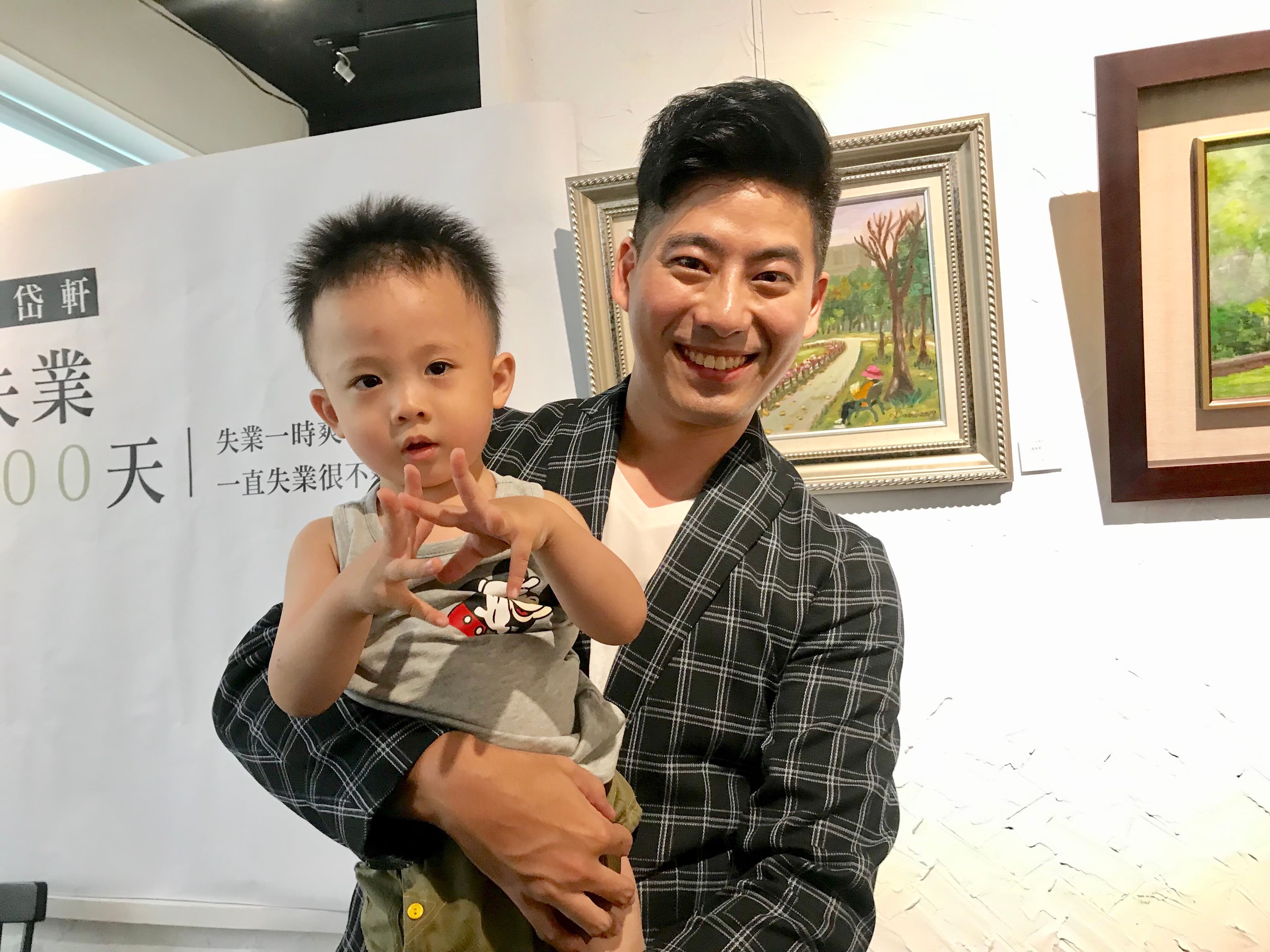 郭岱軒的簽書會上,小男童意外成為焦點。(艾迪昇傳播提供)