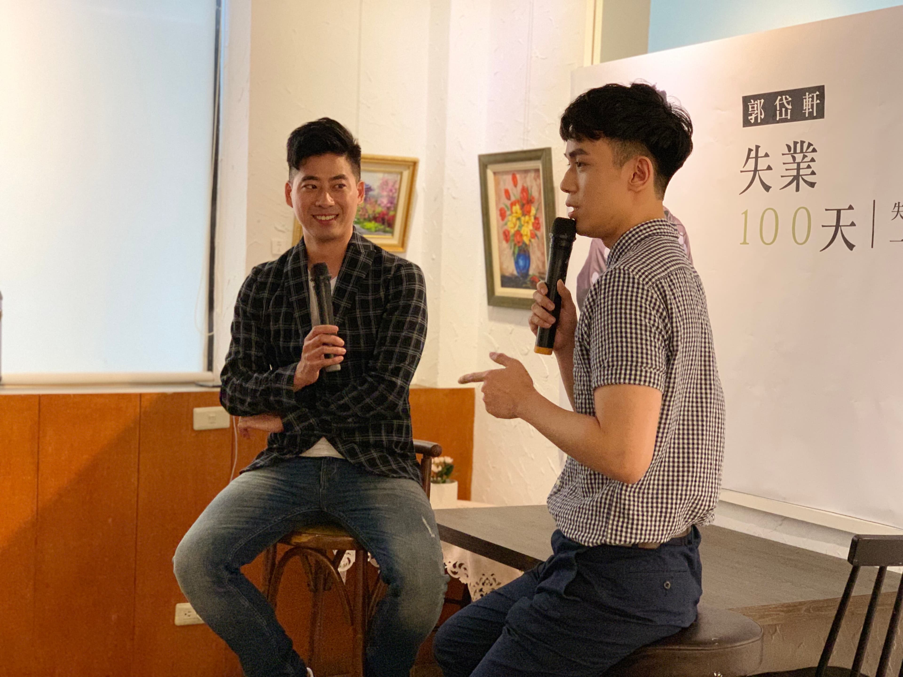 郭柏傑(右)擔任郭岱軒簽書會主持人,幽默口條讓台下頻傳出笑聲。(艾迪昇傳播提供)