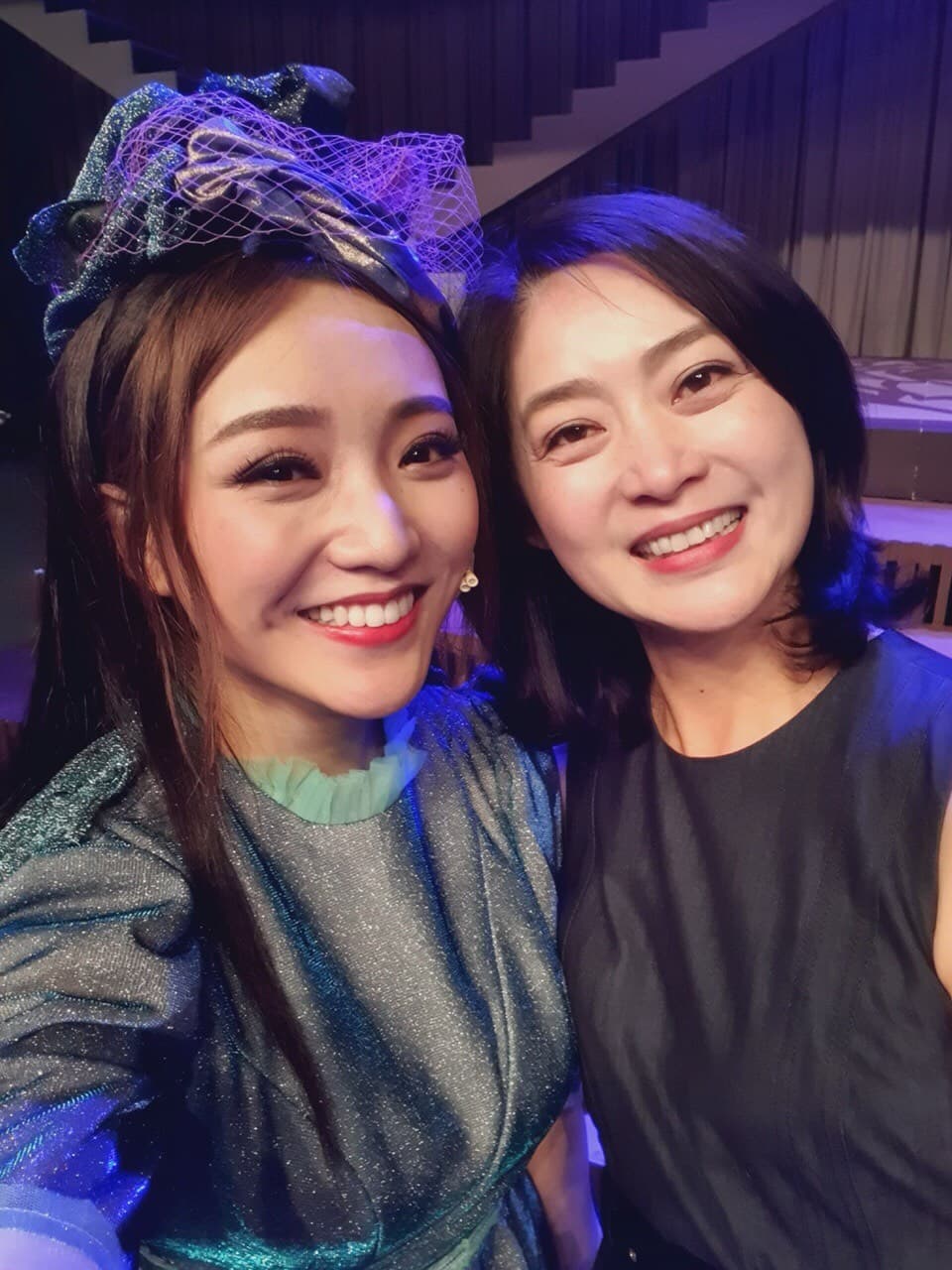 主演電影《搭錯車》的女主角劉瑞琪(右)專程從台灣飛來香港支持同名港版音樂劇。(春天實驗劇場提供)