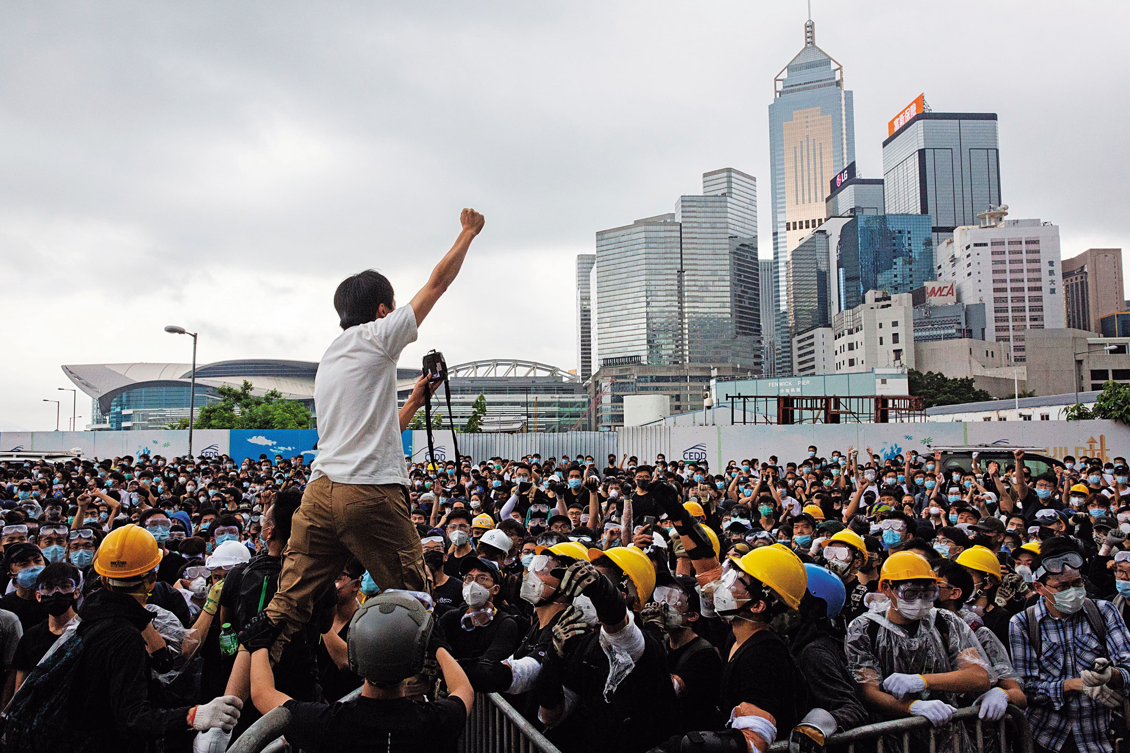 6月12日，民眾集結在香港立法會外，立法會議員鄺俊宇高舉手臂向群眾喊話。
