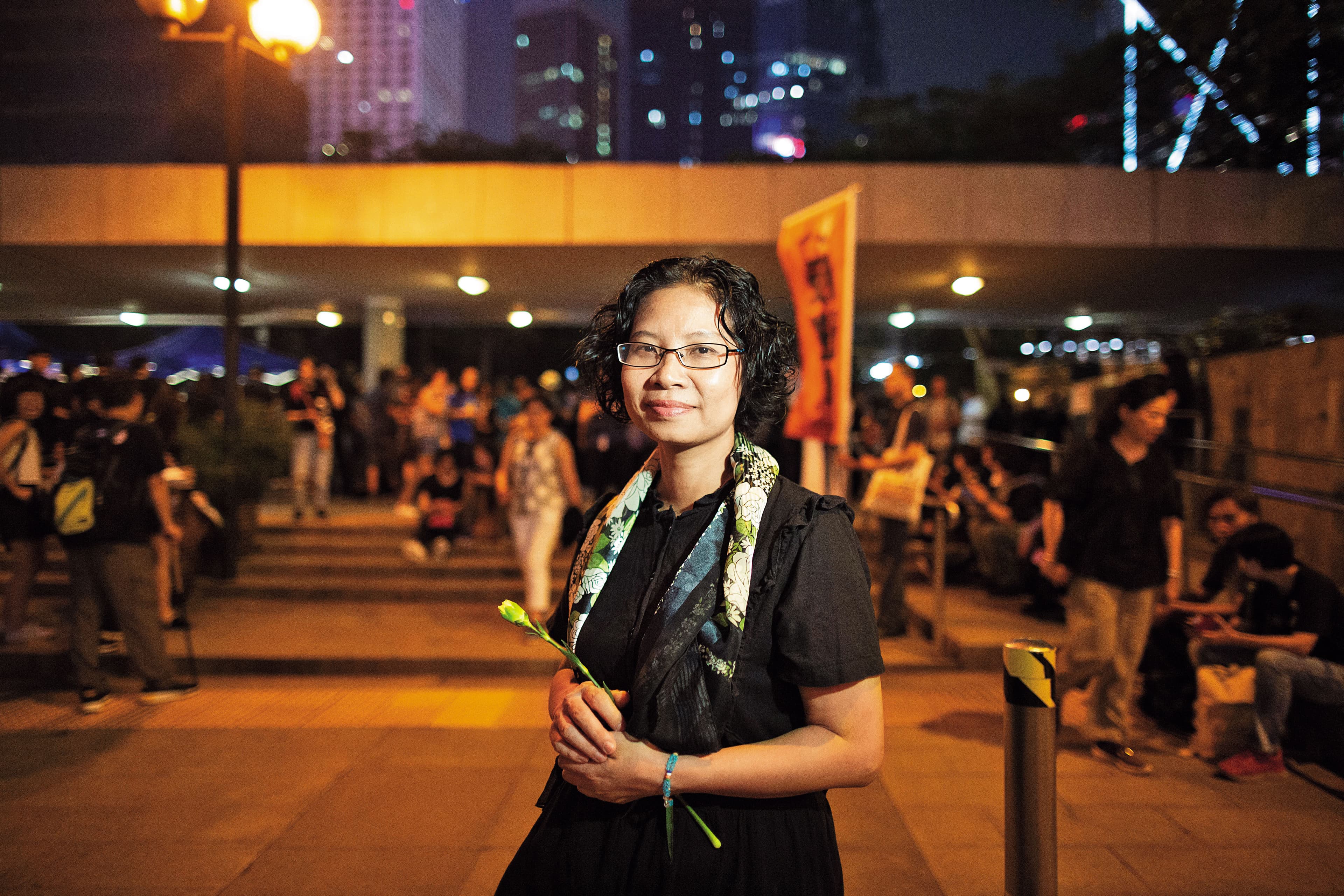 陸錦城參加香港媽媽6月14日晚上在遮打花園的集會,手持白色康乃馨。